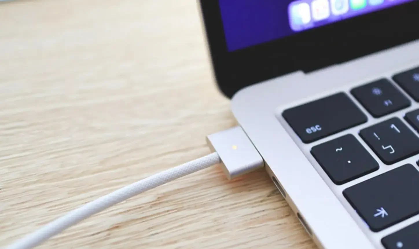 Cách sạc pin MacBook đúng cách để tránh chai pin