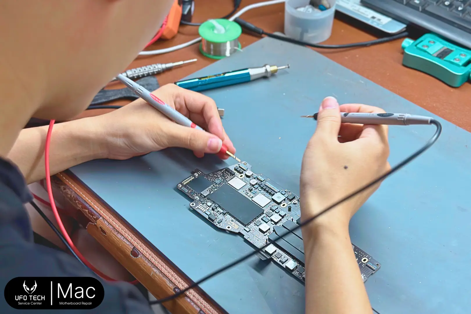 Kỹ thuật viên đang sửa main MacBook pro m1 bị lỗi không lên nguồn