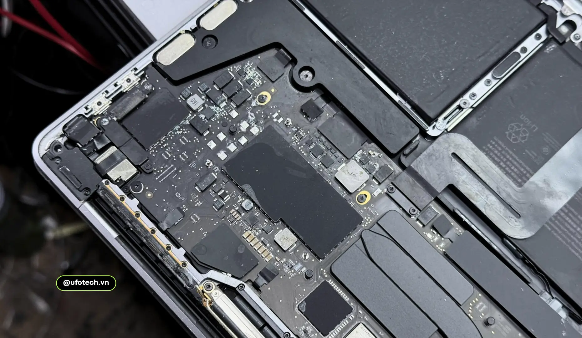 Mainboard MacBook bị oxy hóa do vô nước gây chập mạch nguồn