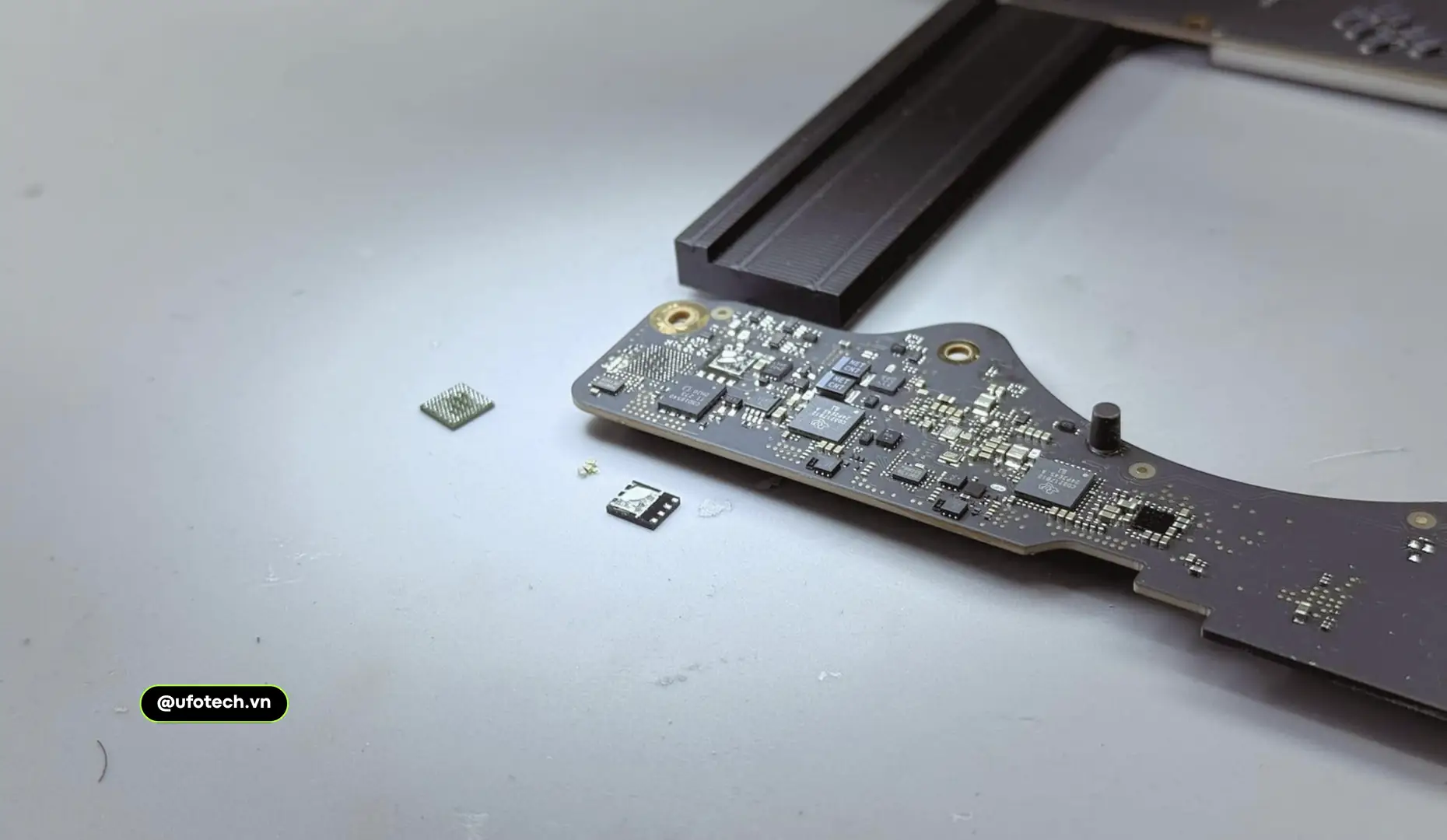 Thay thế IC vi mạch nguồn trên mainboard MacBook