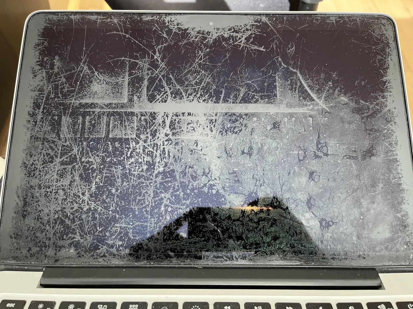 Màn hình MacBook lỗi lớp chống lóa