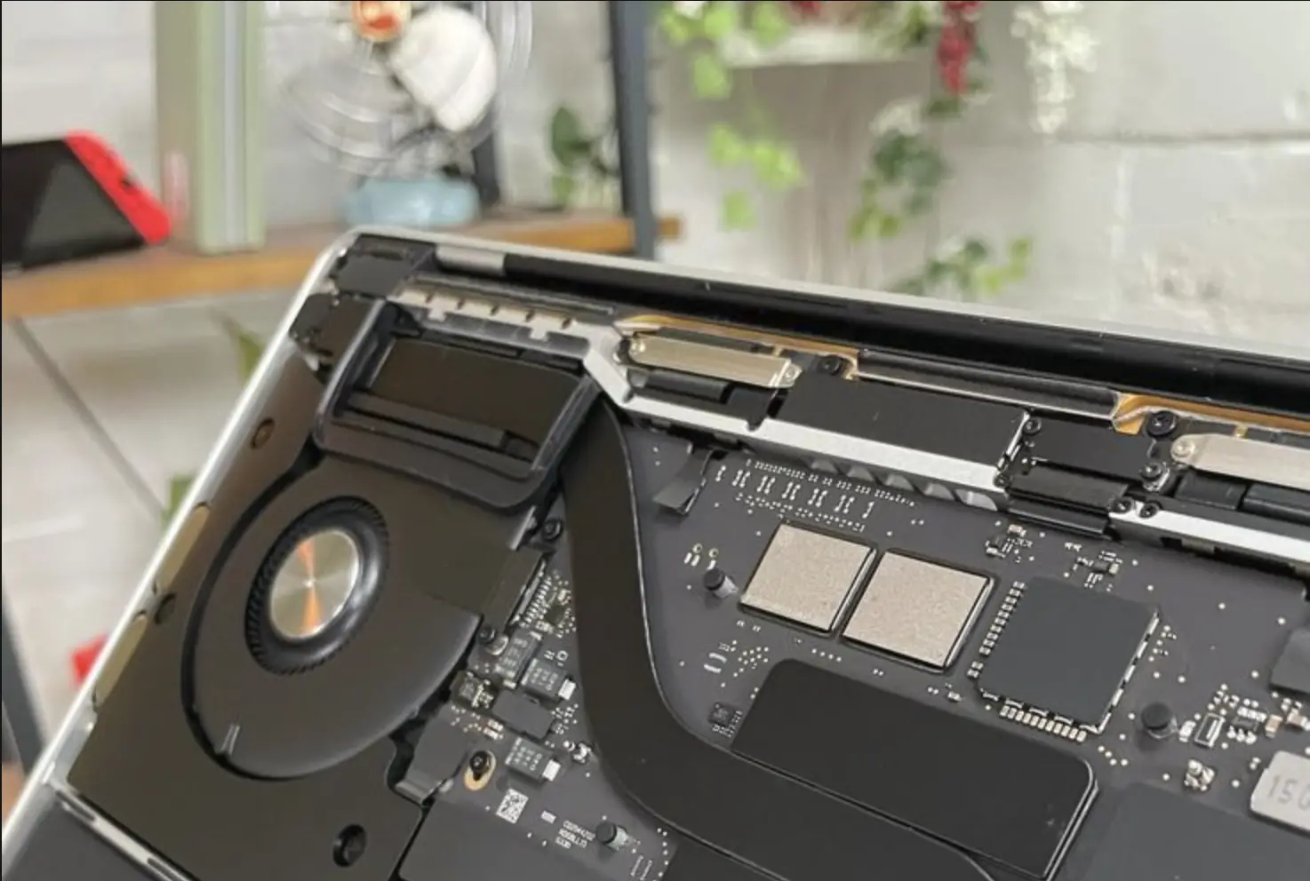 Tại sao MacBook bật không lên nguồn?