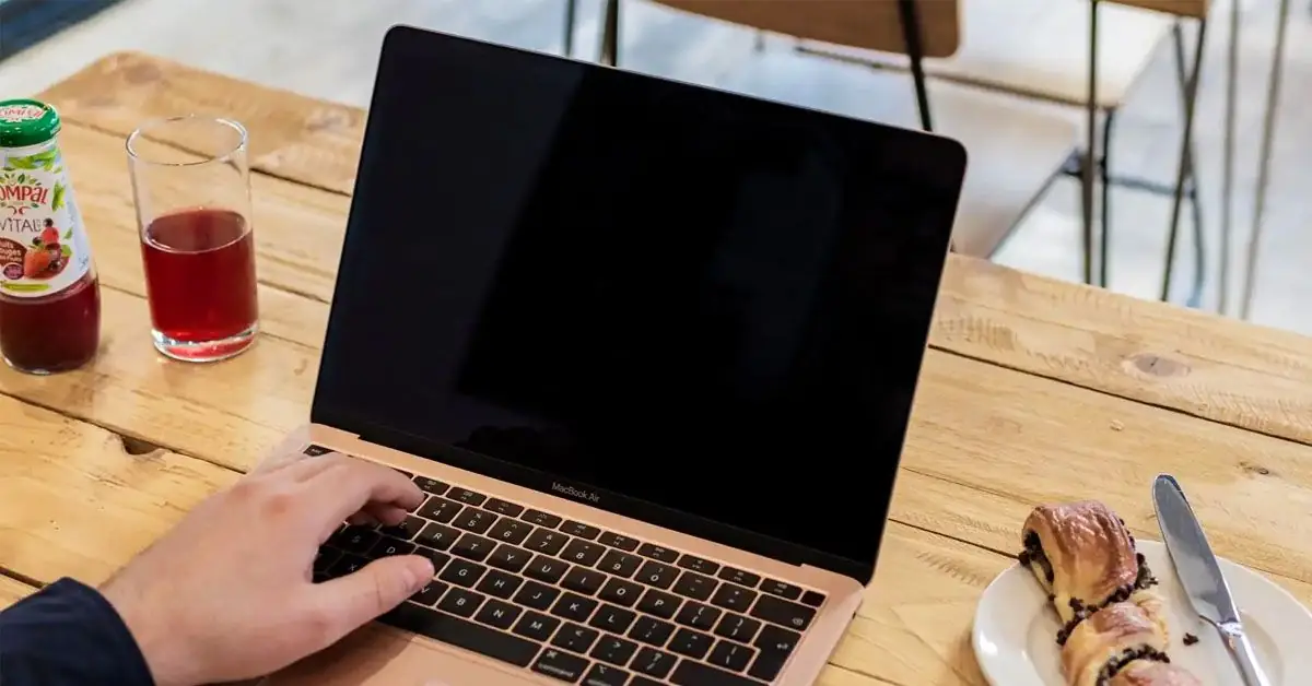 Tại sao MacBook bật không lên nguồn?