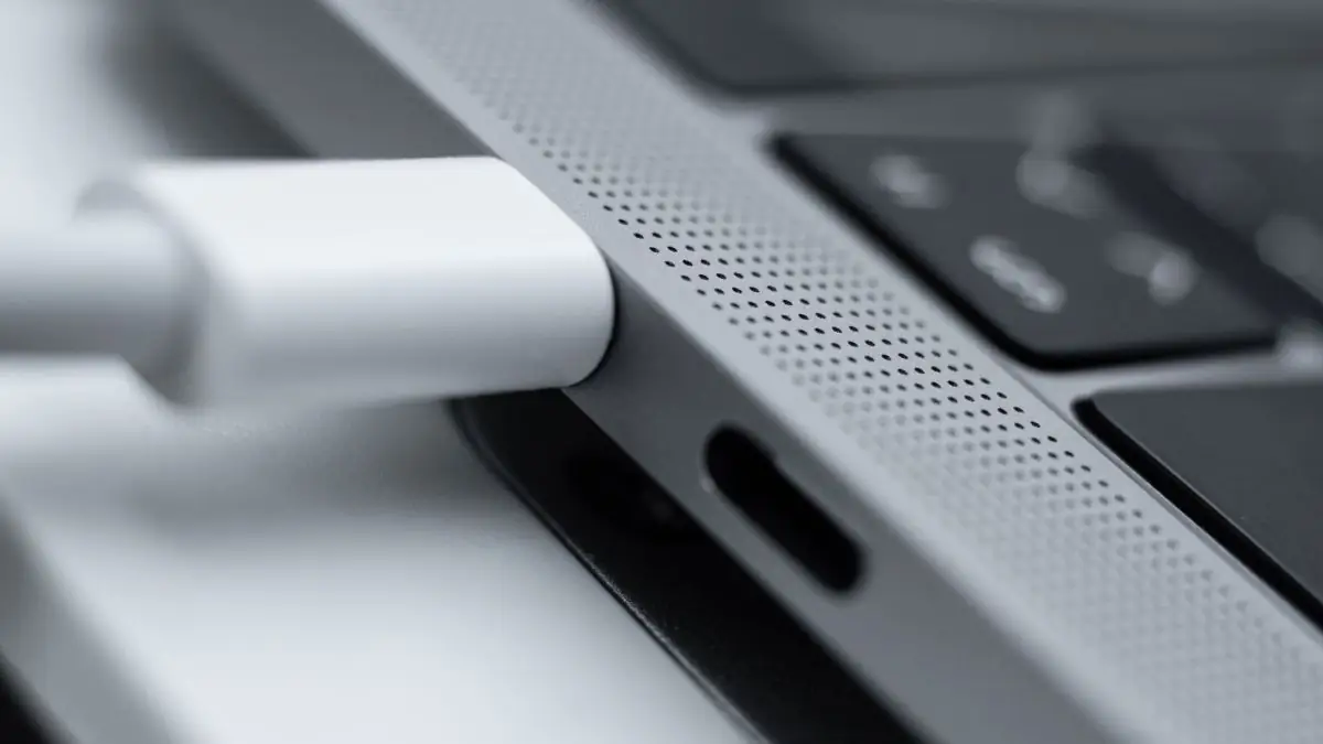 Tại sao MacBook bật không lên nguồn?