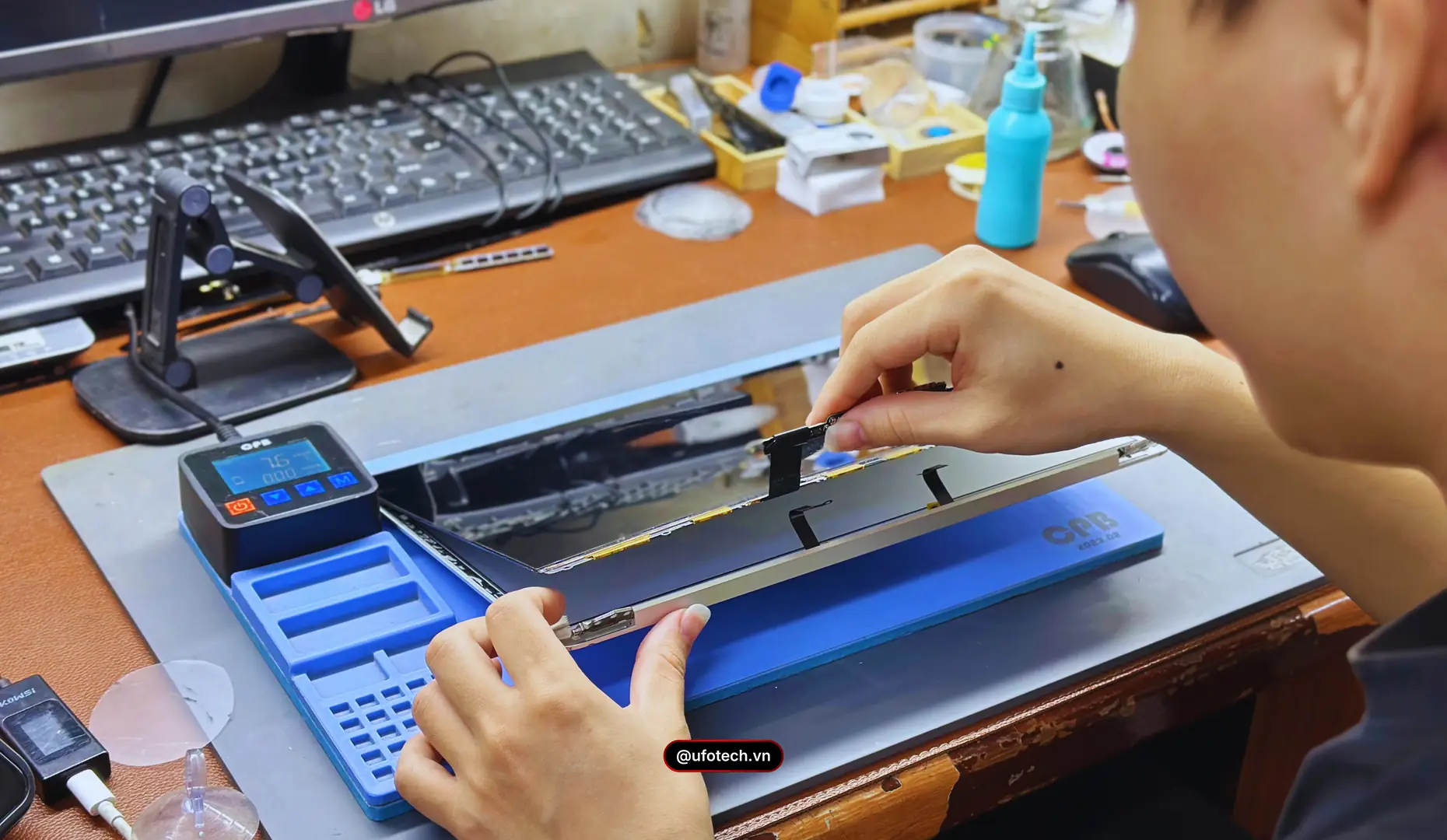 Kỹ thuật viên UFOTECH đang thay màn hình MacBook Air M1.