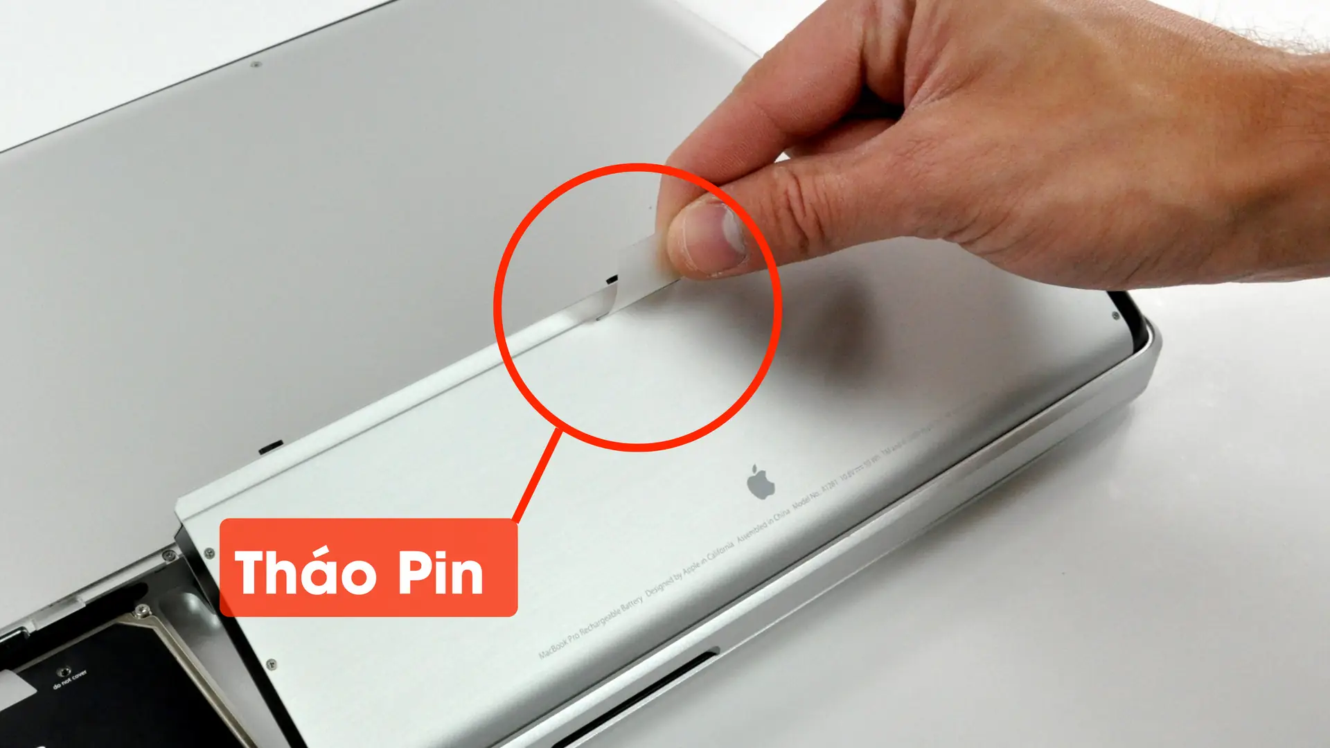 Cách reset SMC trên MacBook đời cũ có pin rời tháo bên ngoài