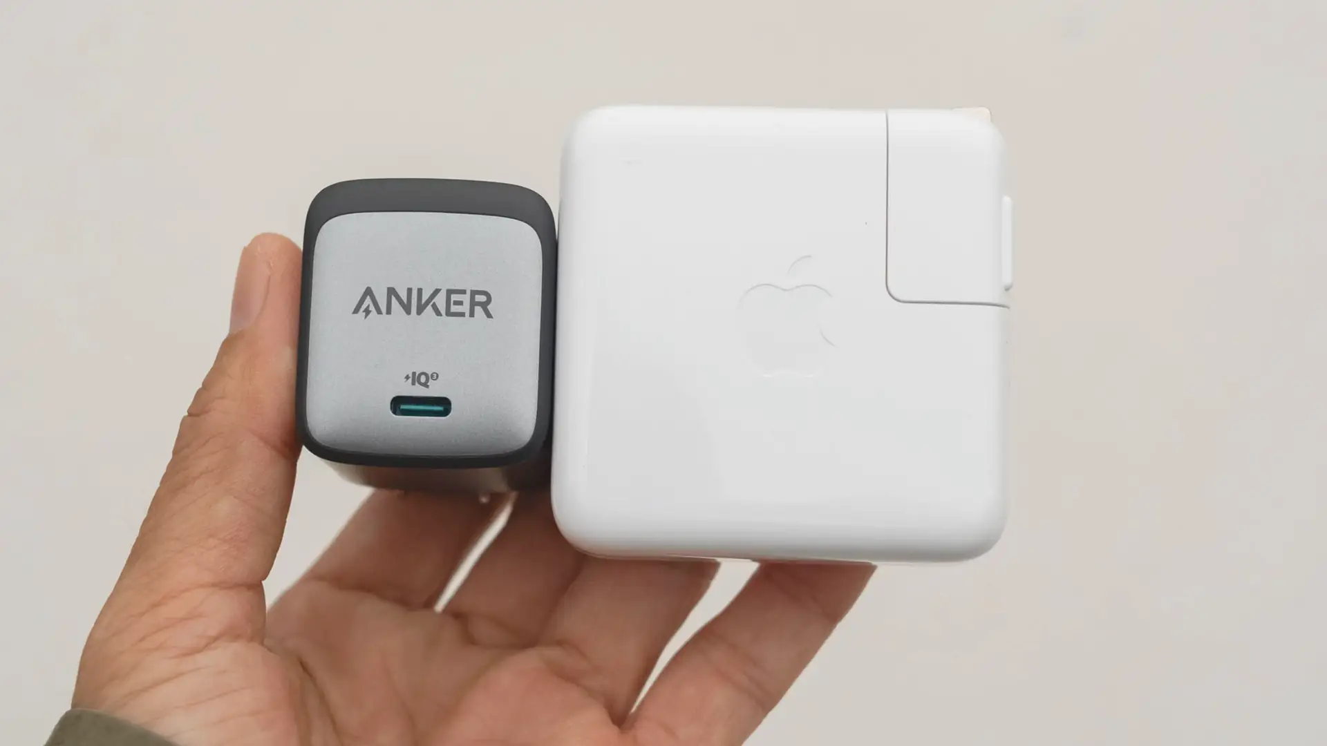 Dòng sạc Anker được tín đồ Apple ưu chuộng vì độ nhỏ gọn và hiệu năng tốt so với dòng sạc theo máy của Apple