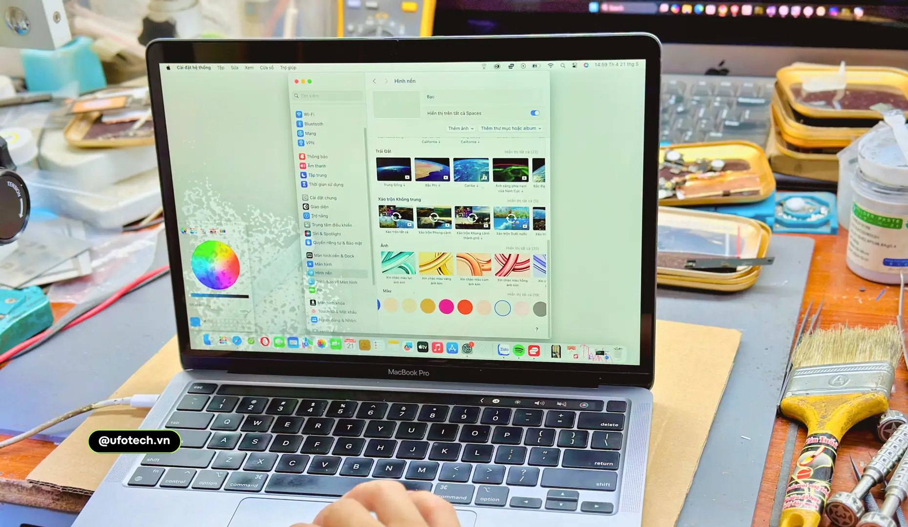 Dấu hiệu màn hình MacBook bị đốm sáng và loang nước do hỏng phản quang