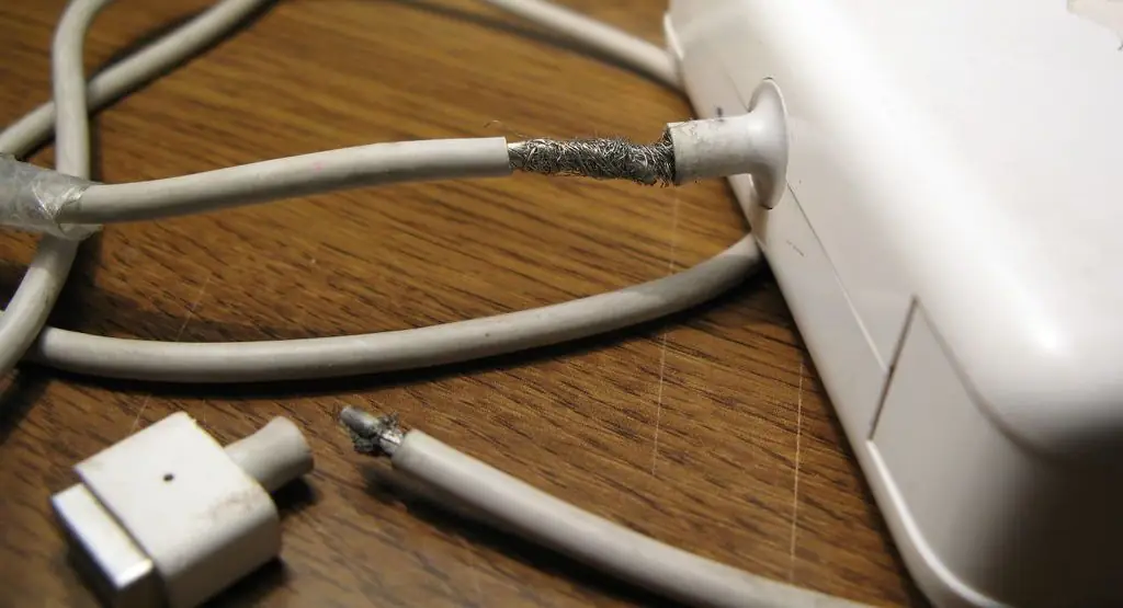 MacBook không sạc được pin thì phải làm sao? do lỗi củ sạc đứt dây.