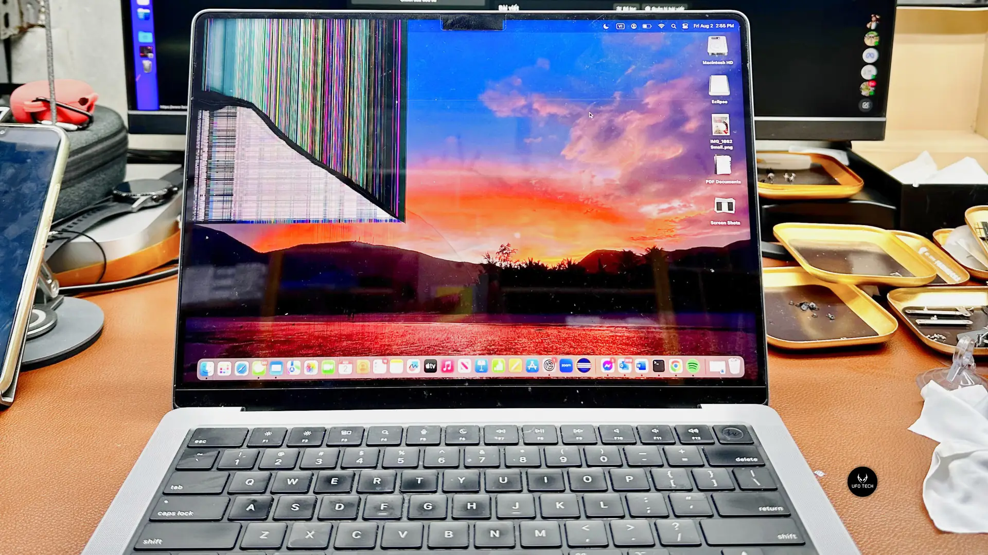 Màn hình MacBook Pro 14 inch bị vỡ cần thay thế - không thể sửa chữa được trong trường hợp này