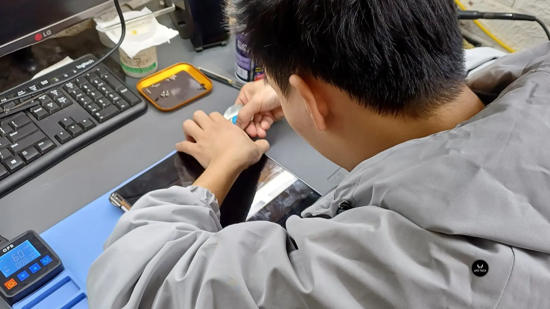 Kỹ thuật viên UFOTECH sửa chữa và thay màn hình MacBook
