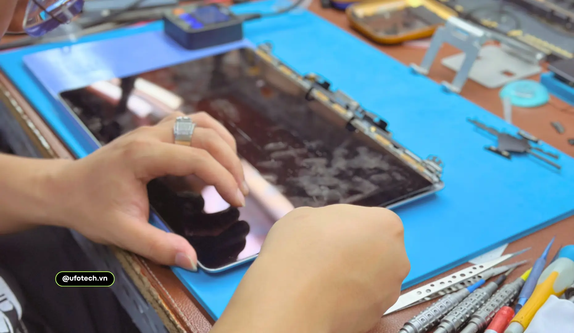 Kỹ thuật viên UFOTECH tách màn hình thay phản quang MacBook