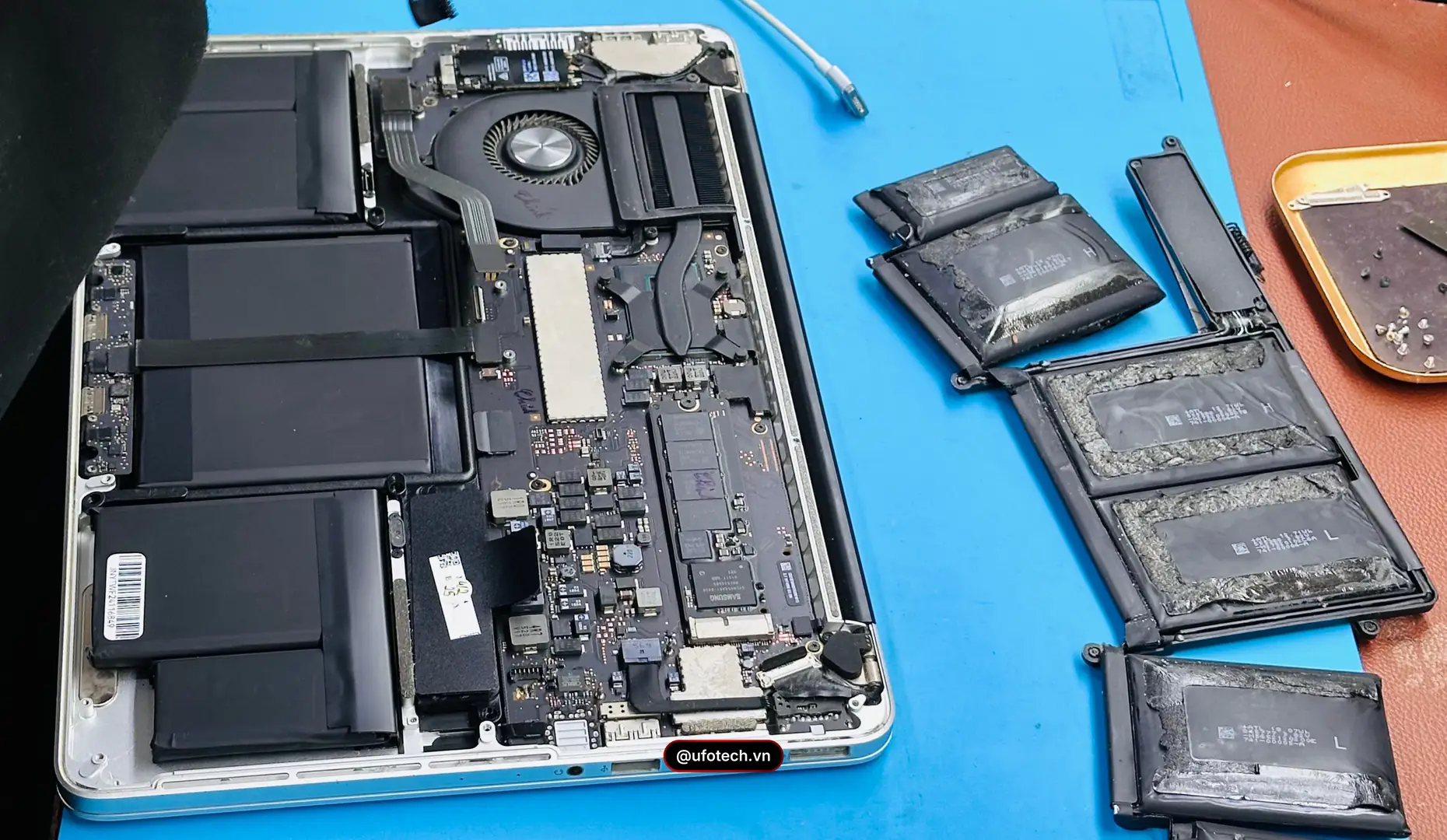 Kỹ thuật viên UFOTECH kiểm tra lỗi pin MacBook sập nguồn đột ngột