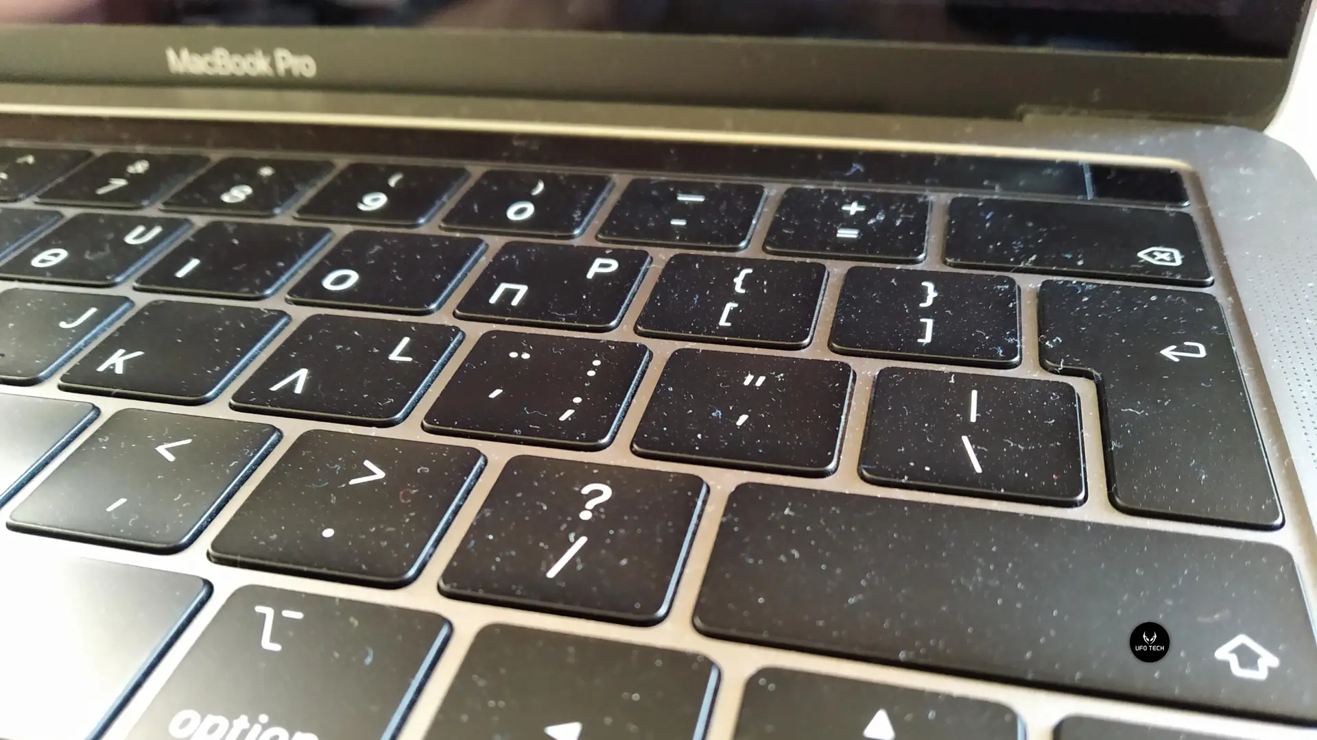 Bàn phím MacBook để bụi bẩn lâu ngày