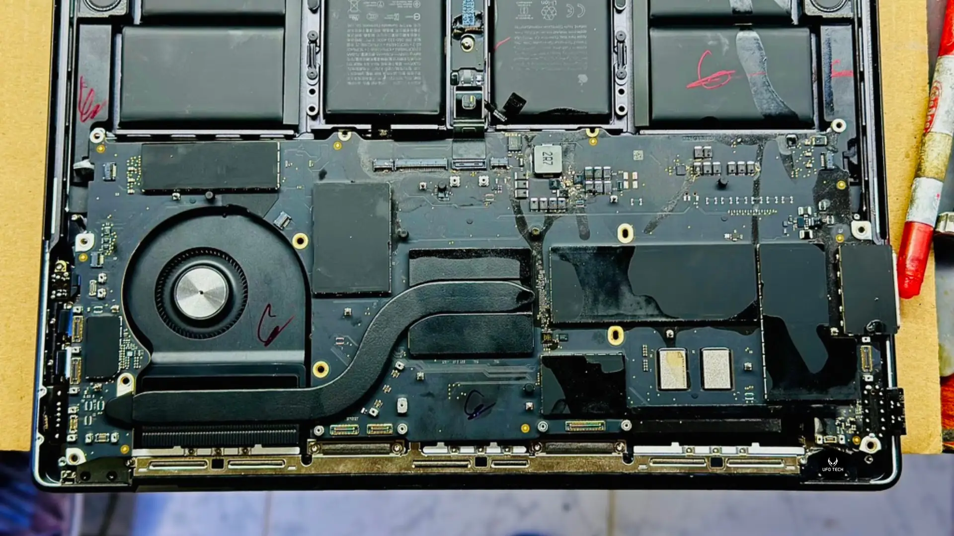 Ảnh thực tế mainboard bị vào nước gây khiến bàn phím của MacBook bị liệt