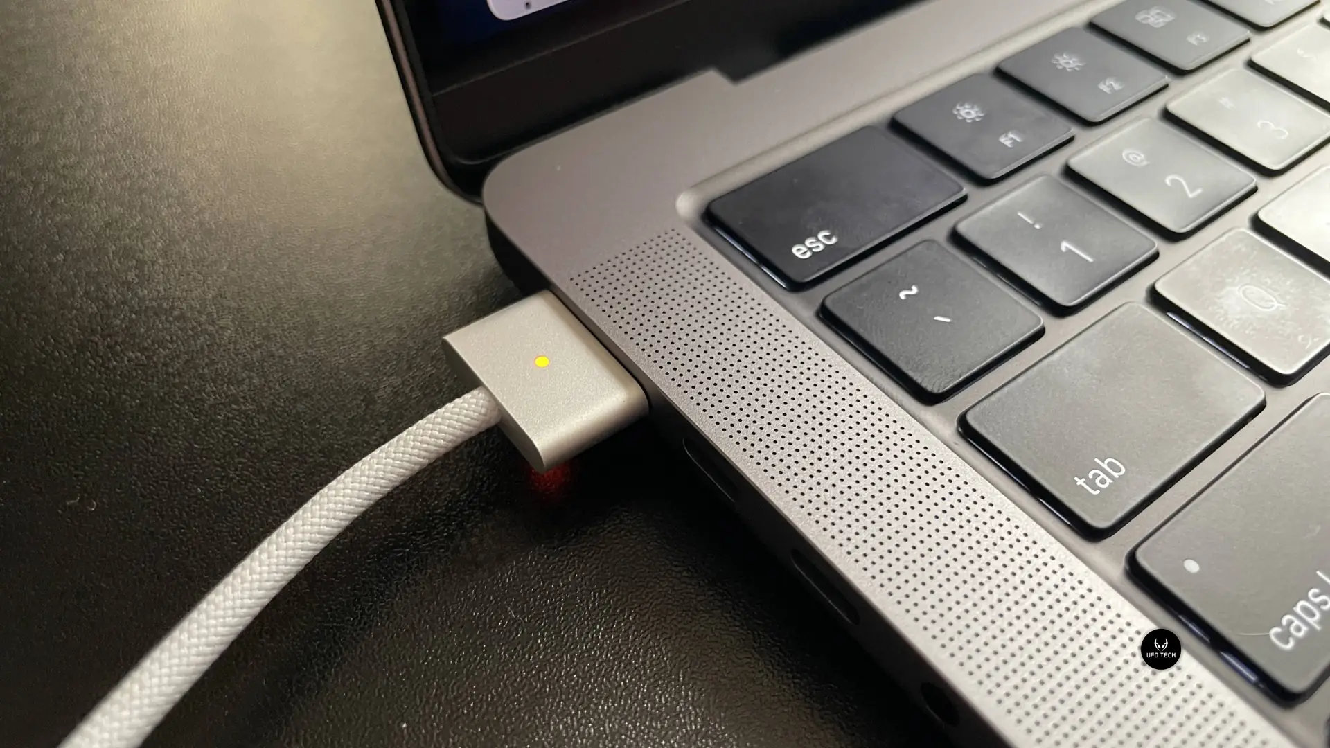 Cắm sạc pin MacBook khoảng 15 - 20 phút