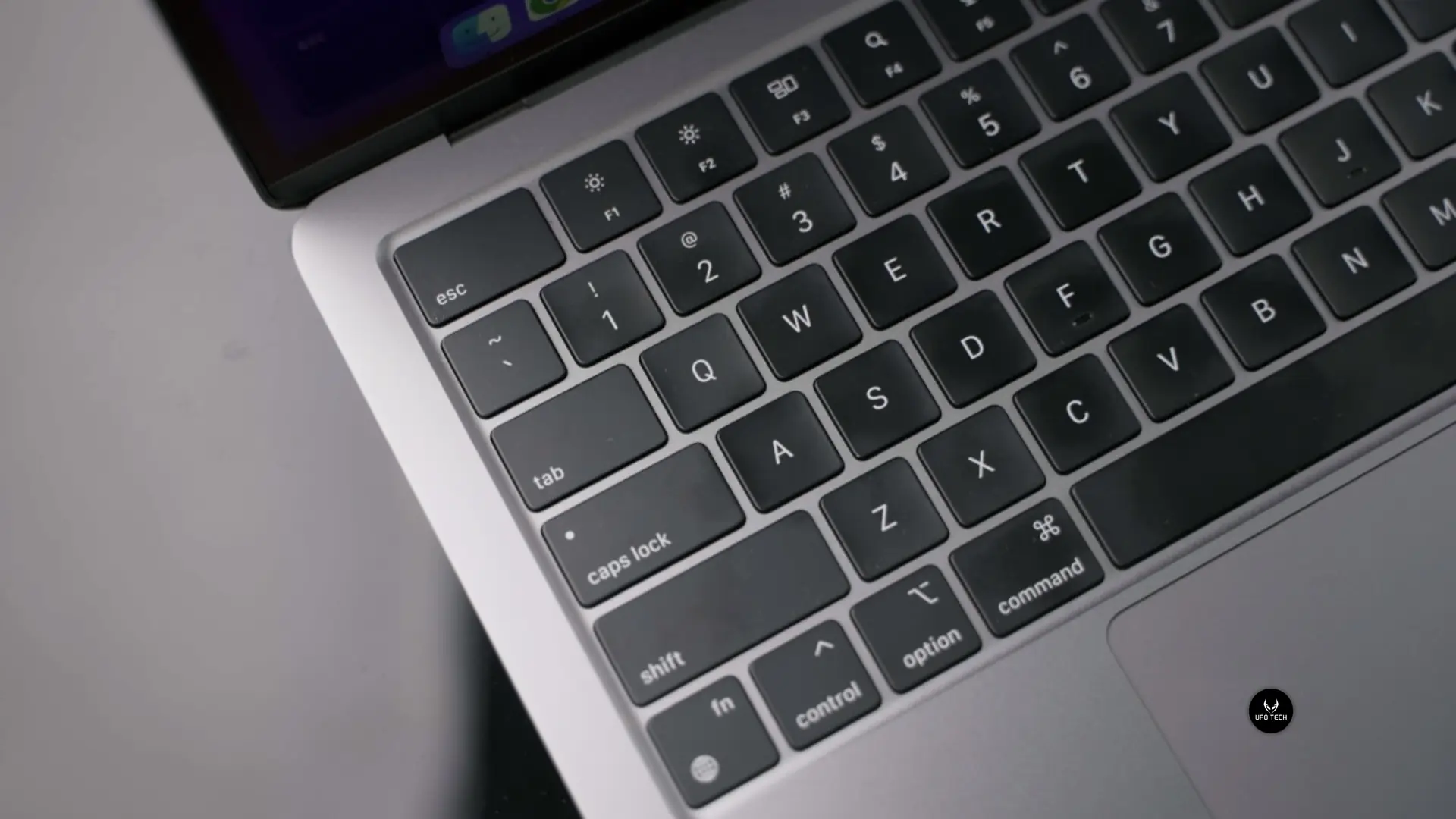 Dấu hiệu nhận biết bàn phím MacBook bị kẹt