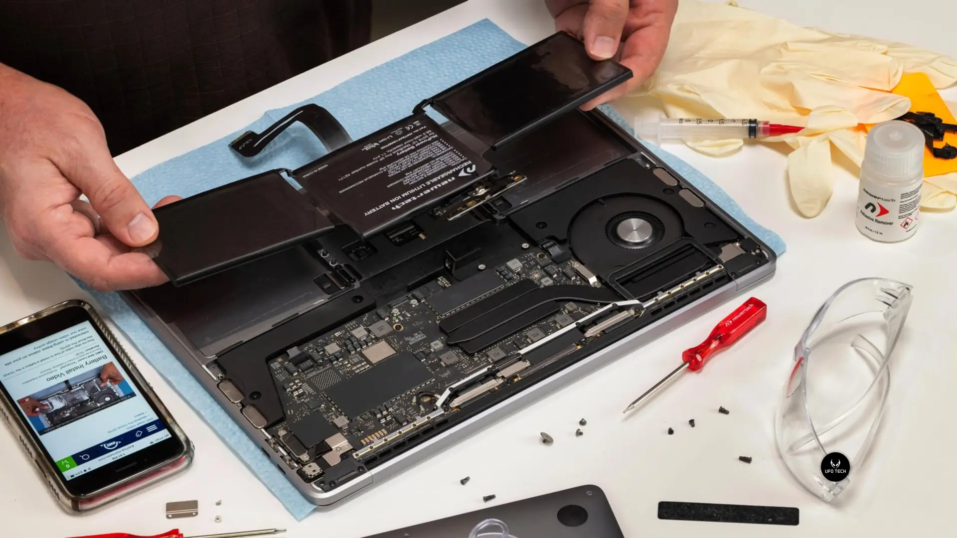 Kỹ thuât viên UFOTECH đang thay pin MacBook