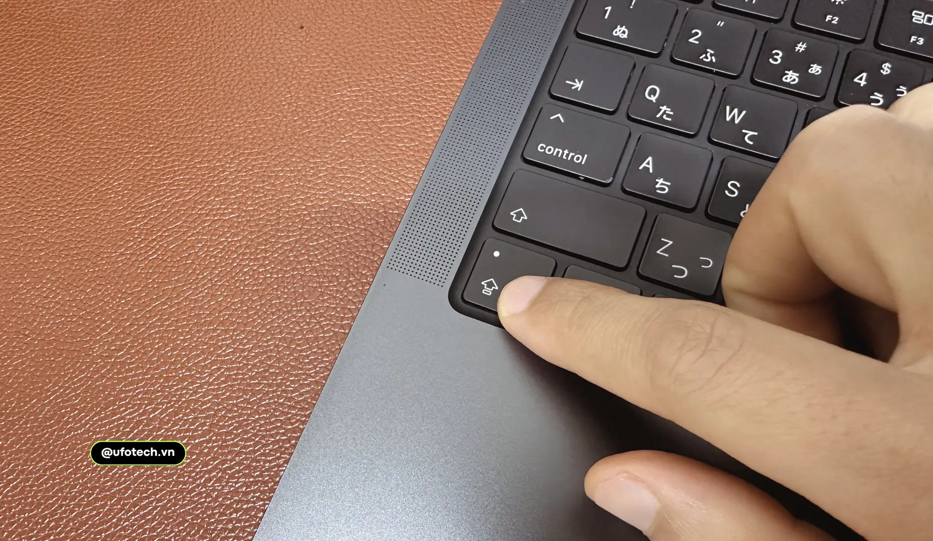 Dấu hiệu nhận biết MacBook không lên nguồn qua đèn Caps Lock.