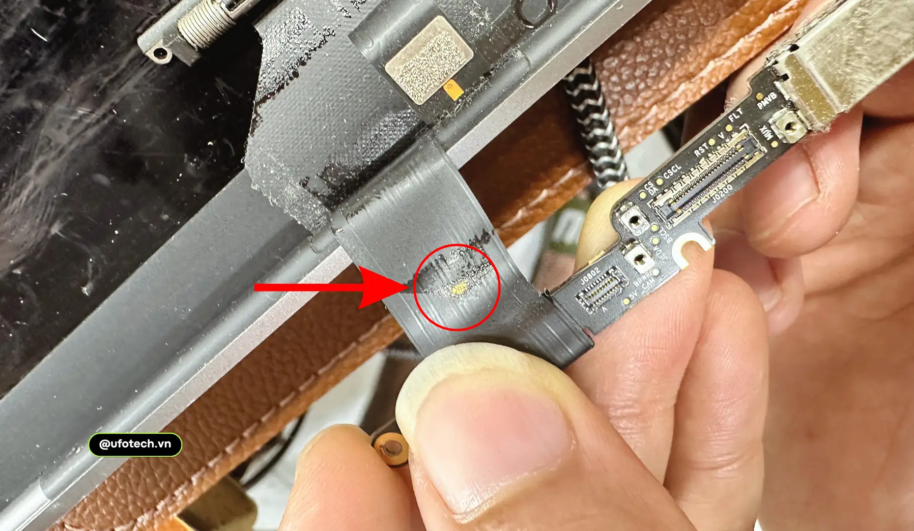 Nguyên nhân lỗi sọc màn hình MacBook do đứt cáp Flexgate ở bản lề