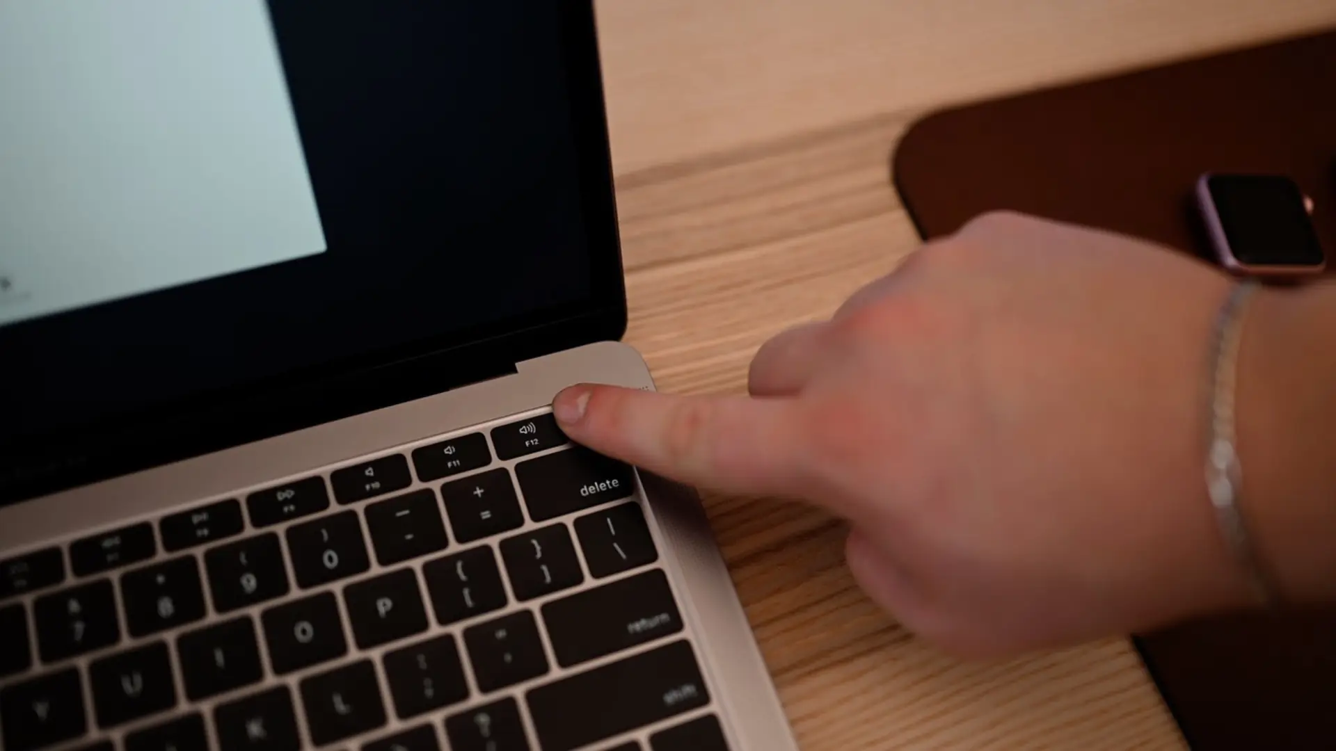 MacBook bật không lên màn hình treo máy dạng crash
