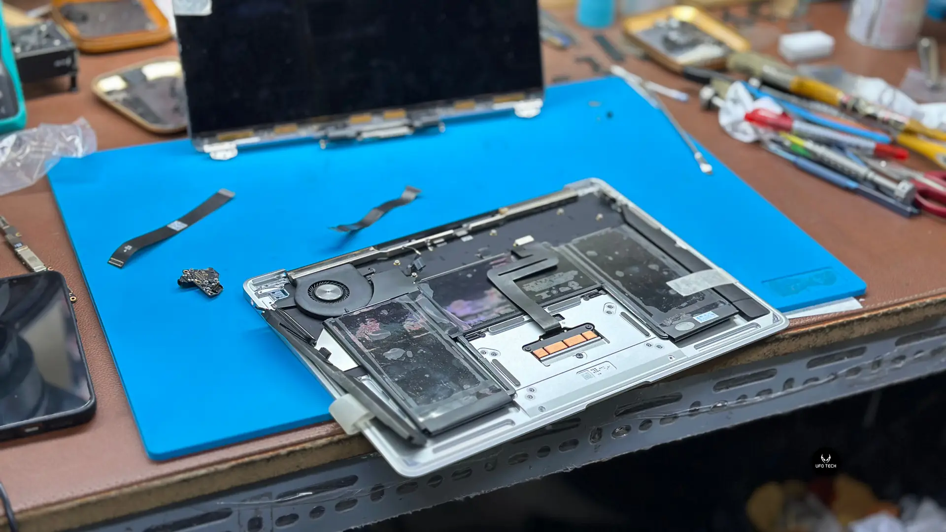 Quá trình tháo pin MacBook Air để thay thế