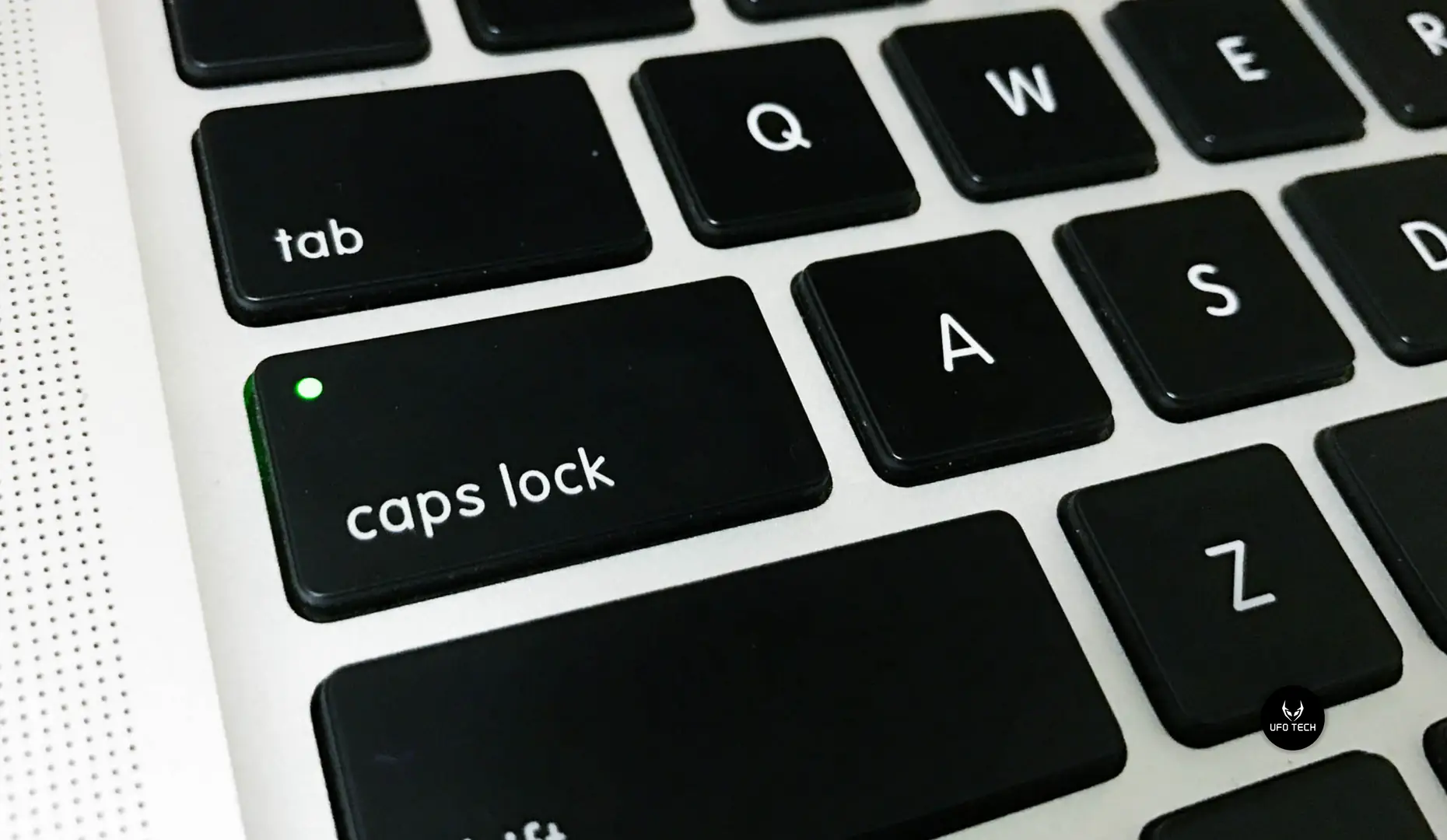Kiểm tra đèn Caps Lock để xác định MacBook bật không lên màn hình hay bị mất nguồn hoàn toàn