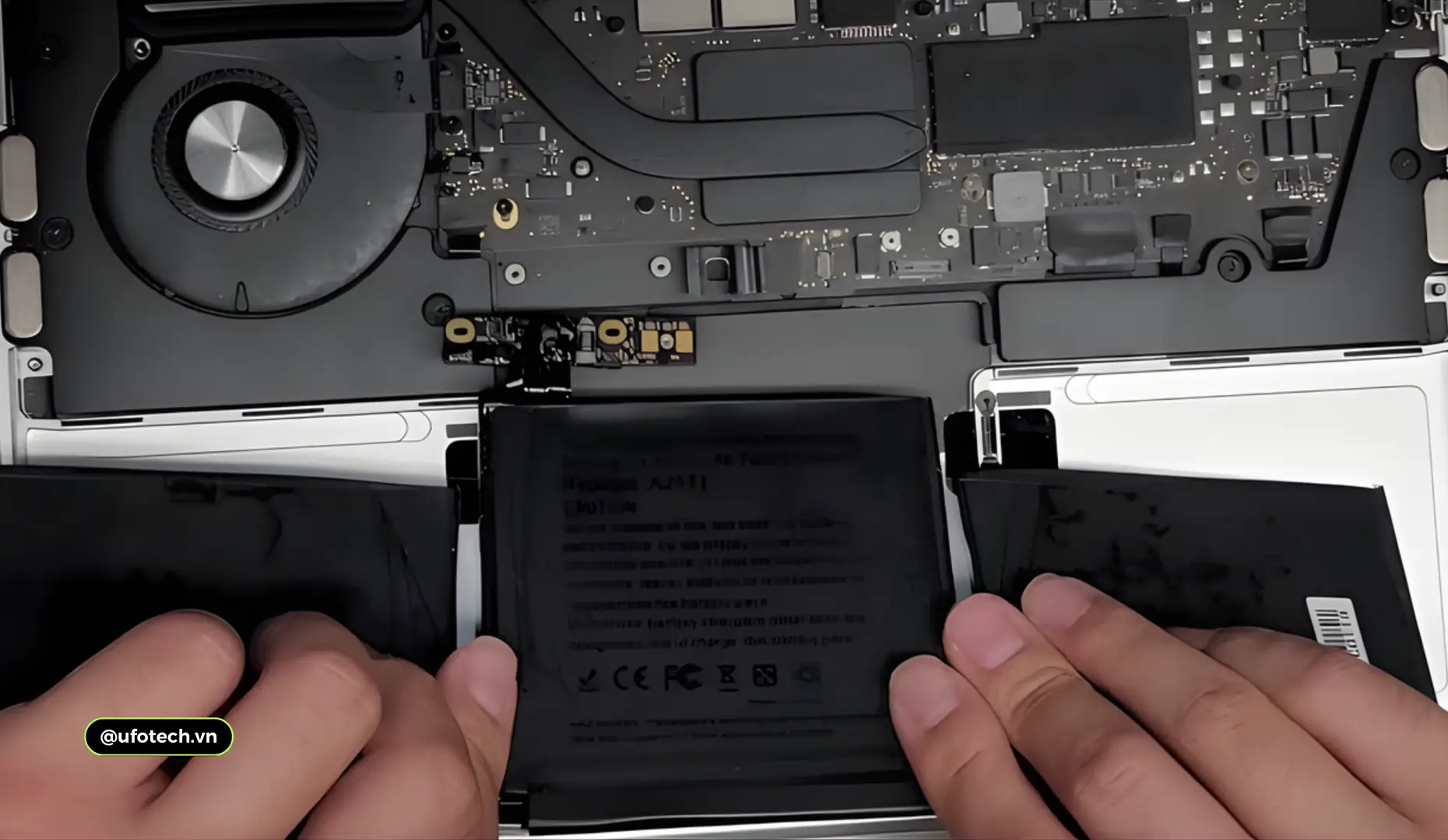 Kỹ thuật viên UFOTECH đang thay pin MacBook Pro 2020