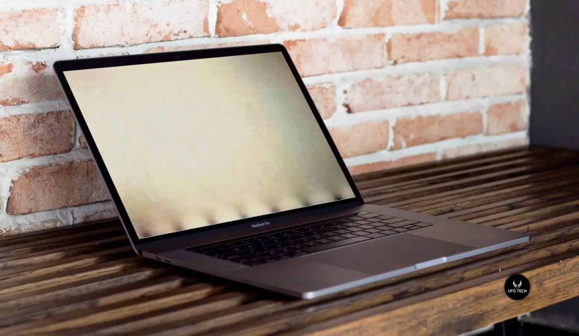 MacBook bật không lên màn hình lỗi flexgate
