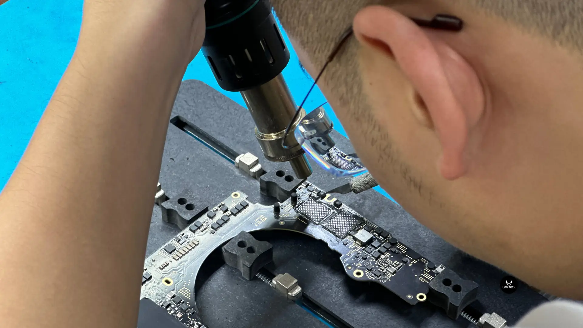 Kỹ thuật UFOTECH đang thay ổ cứng gắn liền trên Main MacBook