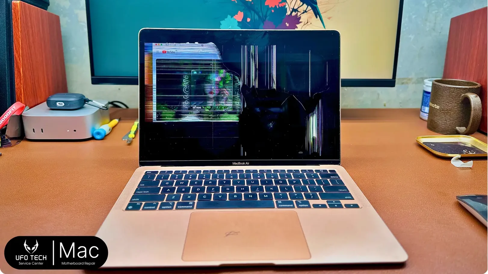 Màn hình MacBook bị nứt vỡ đây là tình trạng dễ nhận biết vì tấm kính hiển thị đã vỡ hoàn toàn.
