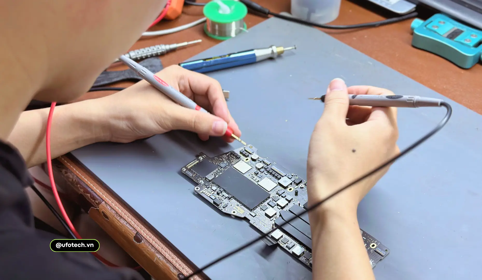 kỹ thuật viên đo đạc lỗi hiển thị trên mainboard MacBook