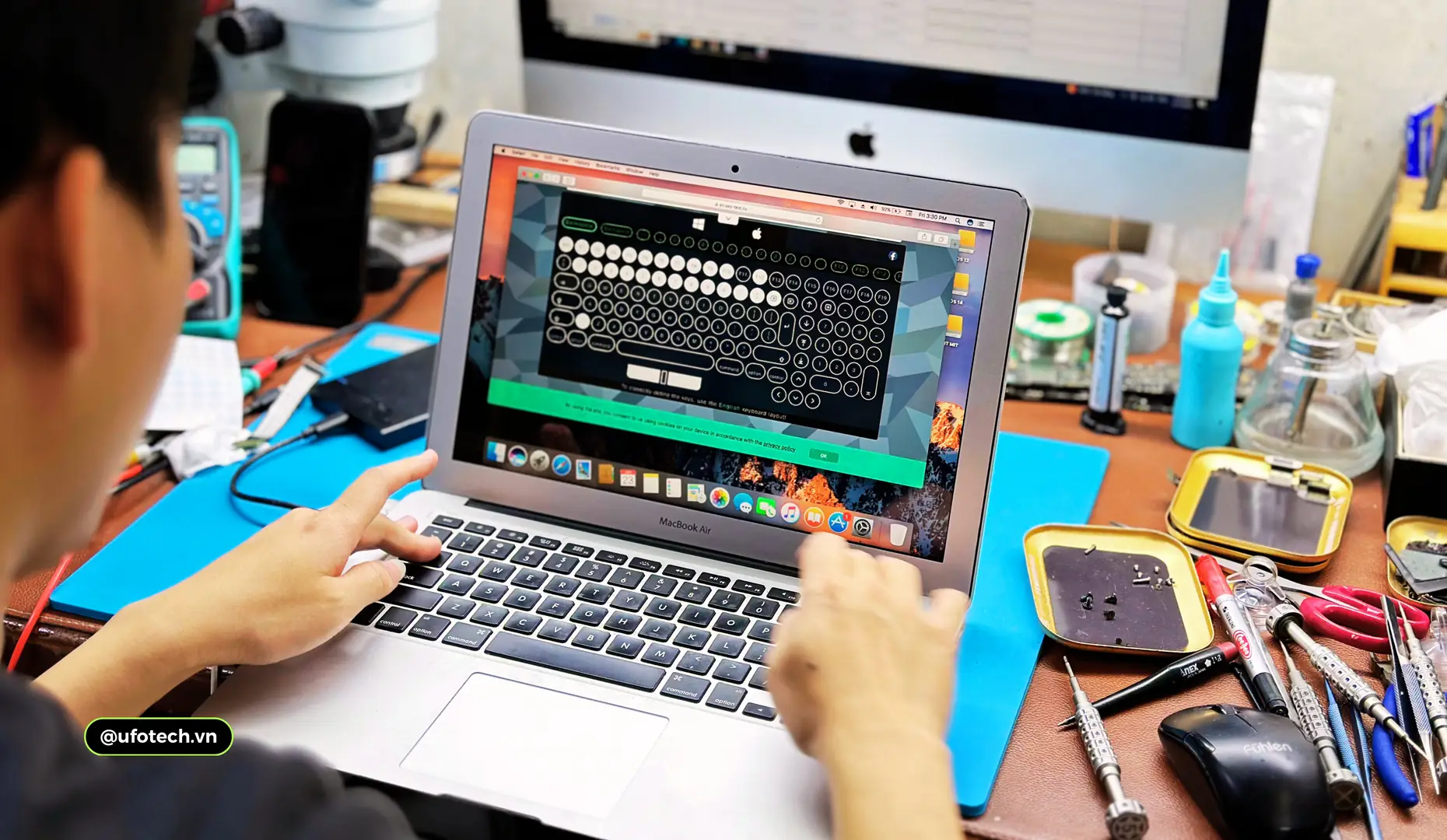 Kỹ thuật viên UFOTECH đang tiến hành kiểm tra và vệ sinh bàn phím MacBook chuẩn kỹ thuật Apple