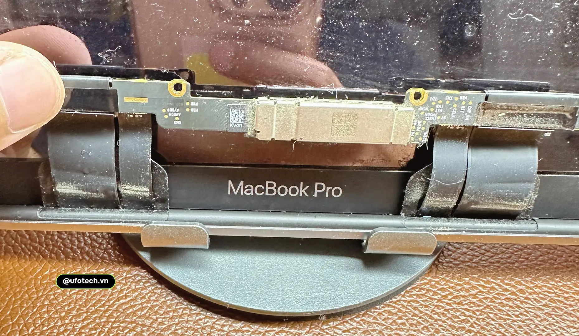 Mạch T-CON hỏng gây lỗi hiển thị MacBook Pro