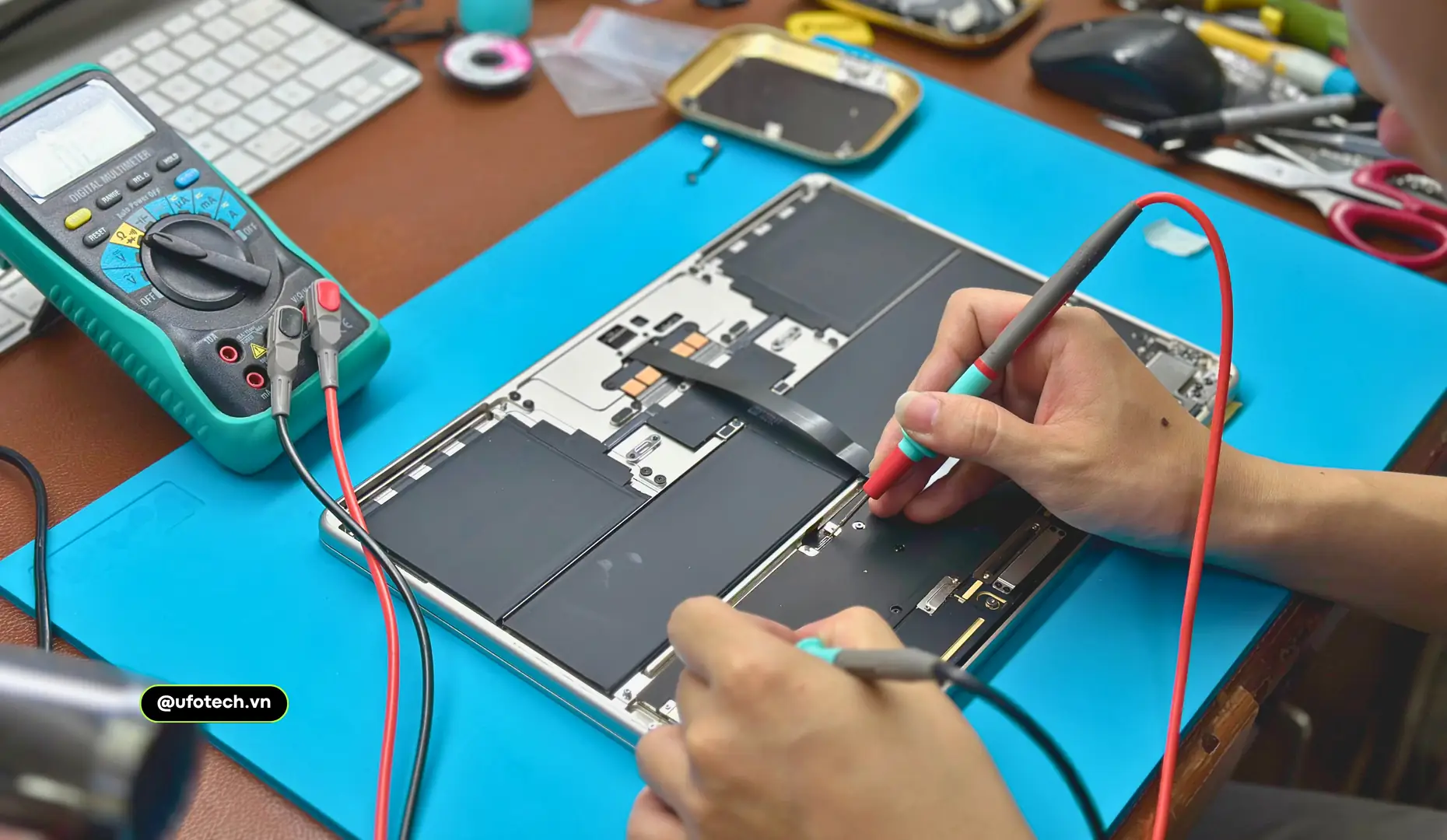 Kỹ thuật viên UFOTECH đang kiểm tra trước khi sửa MacBook không lên nguồn
