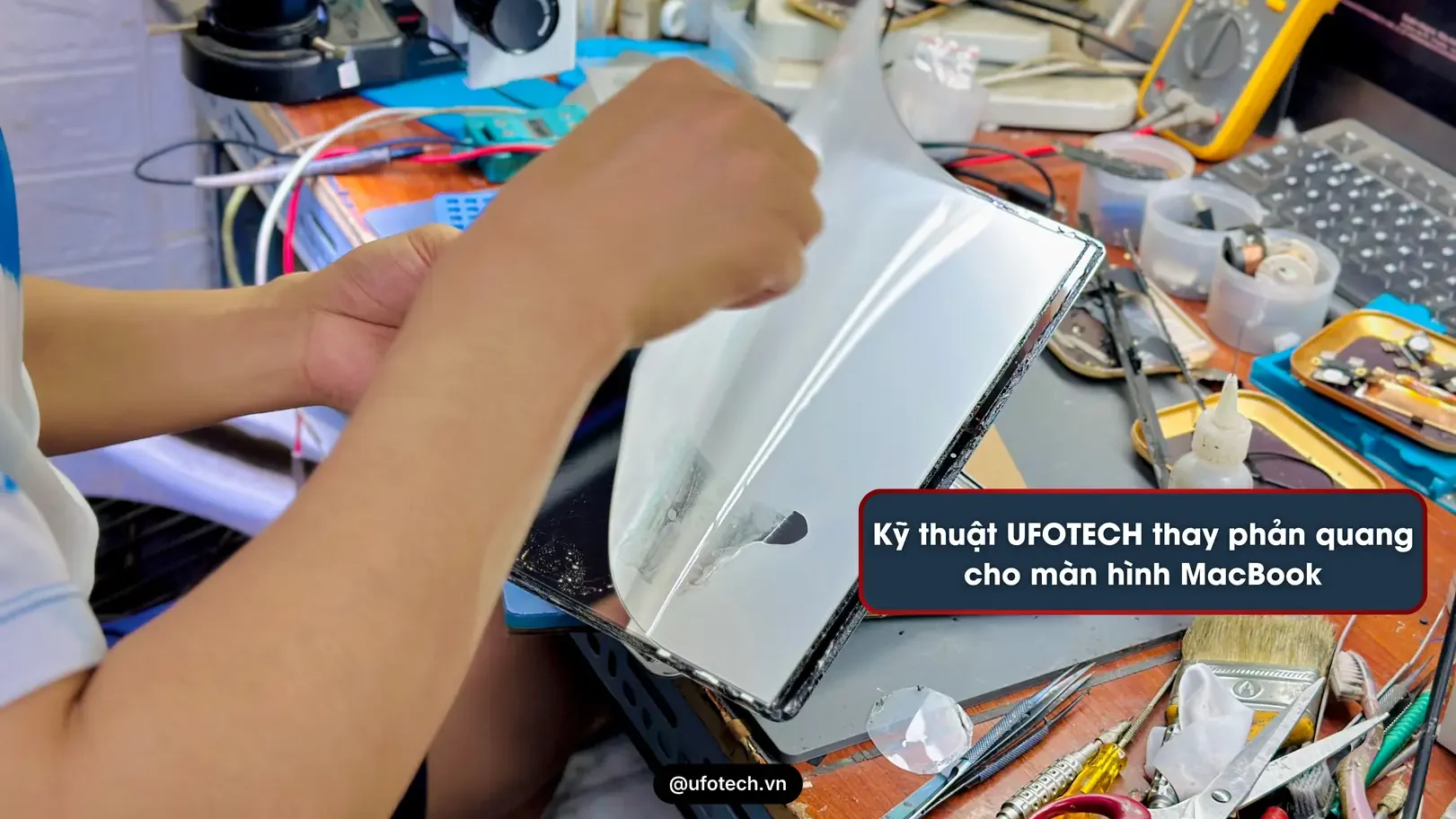 Kỹ thuật viên UFOTECH kiểm tra lỗi và thay phản quang màn hình MacBook. Giá thay phản quang màn hình MacBook báo giá chi tiết bên dưới.