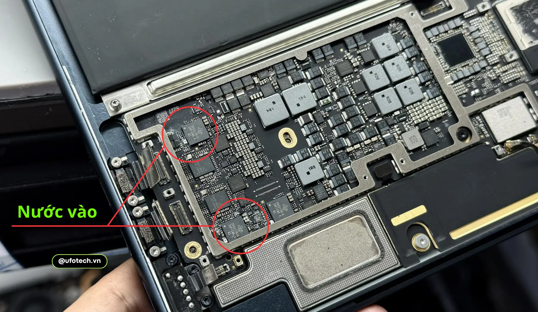 Bo mạch MacBook dính nước bị chập cháy
