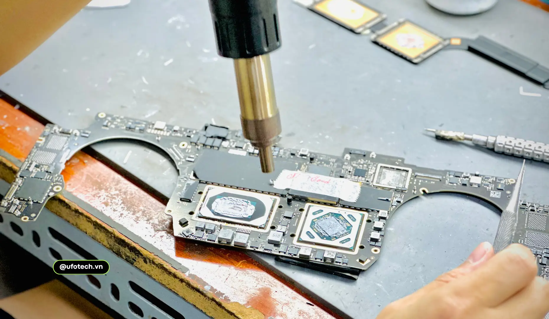 Cách xử lý MacBook sạc chậm triệt để bằng việc thay thế IC nguồn trên mainboard.
