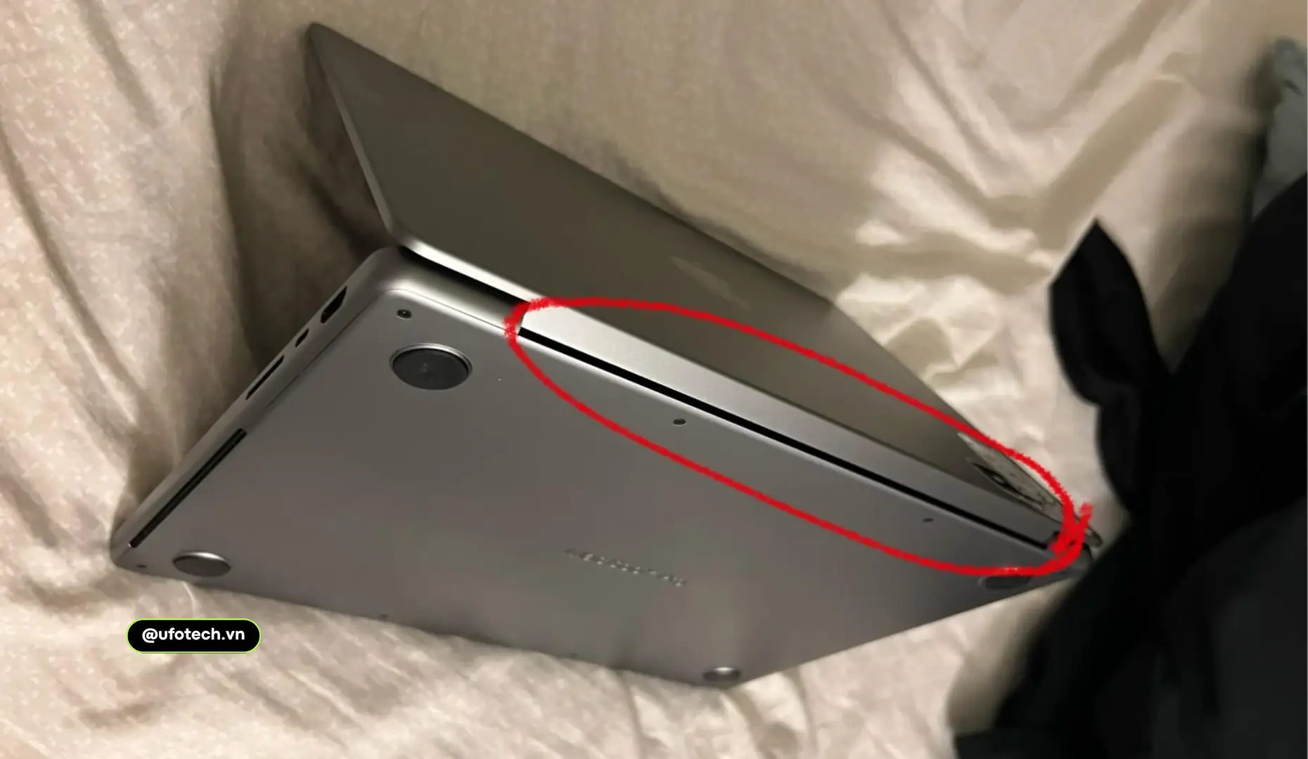 Xử lý nước vào màn hình MacBook bằng cách lật úp chữ V.