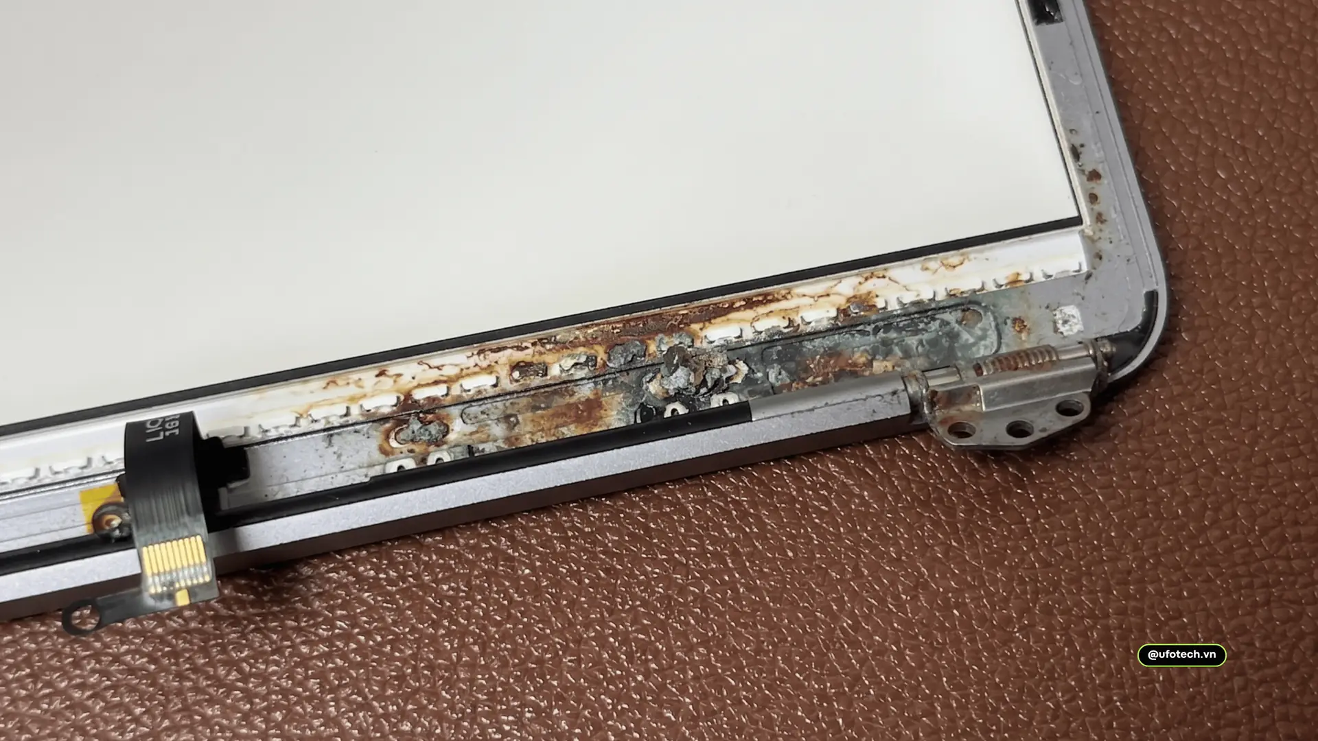Nước vào chập cháy LED trên màn hình MacBook