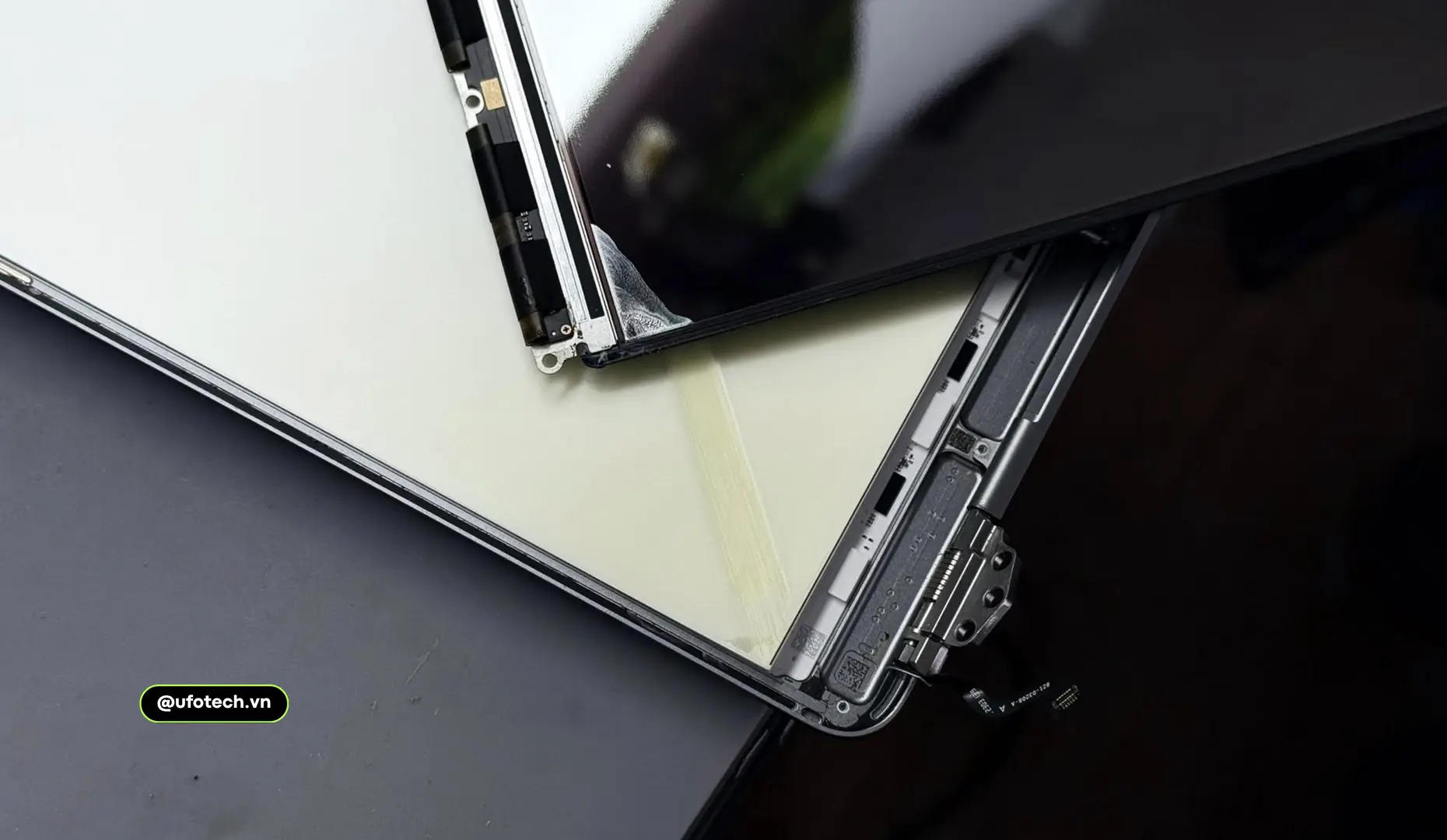 Cơ chế hỏng hóc linh kiện khi màn hình MacBook vào nước.