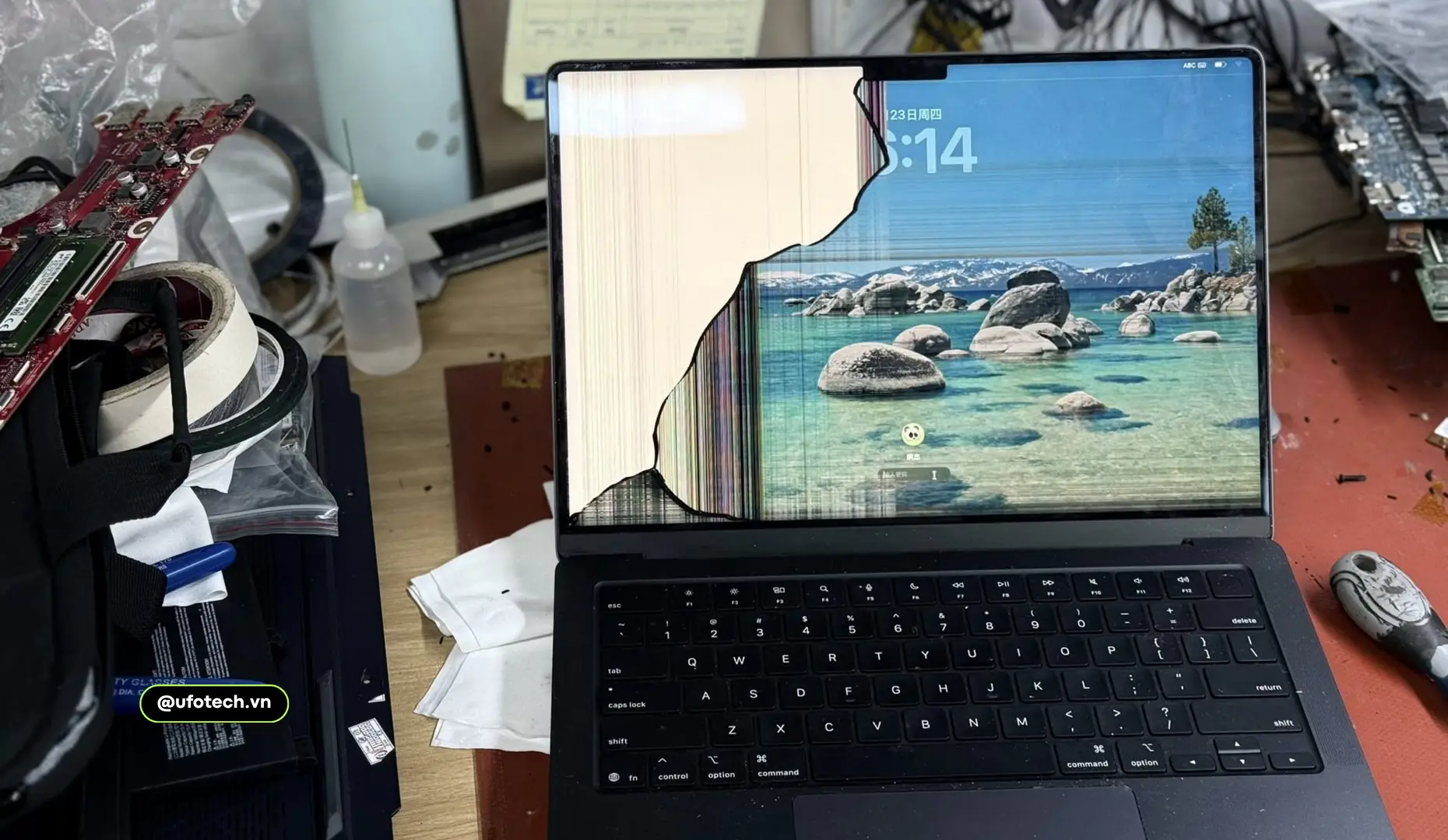 Dấu hiệu cần thay màn hình MacBook khi bị nứt vỡ panel