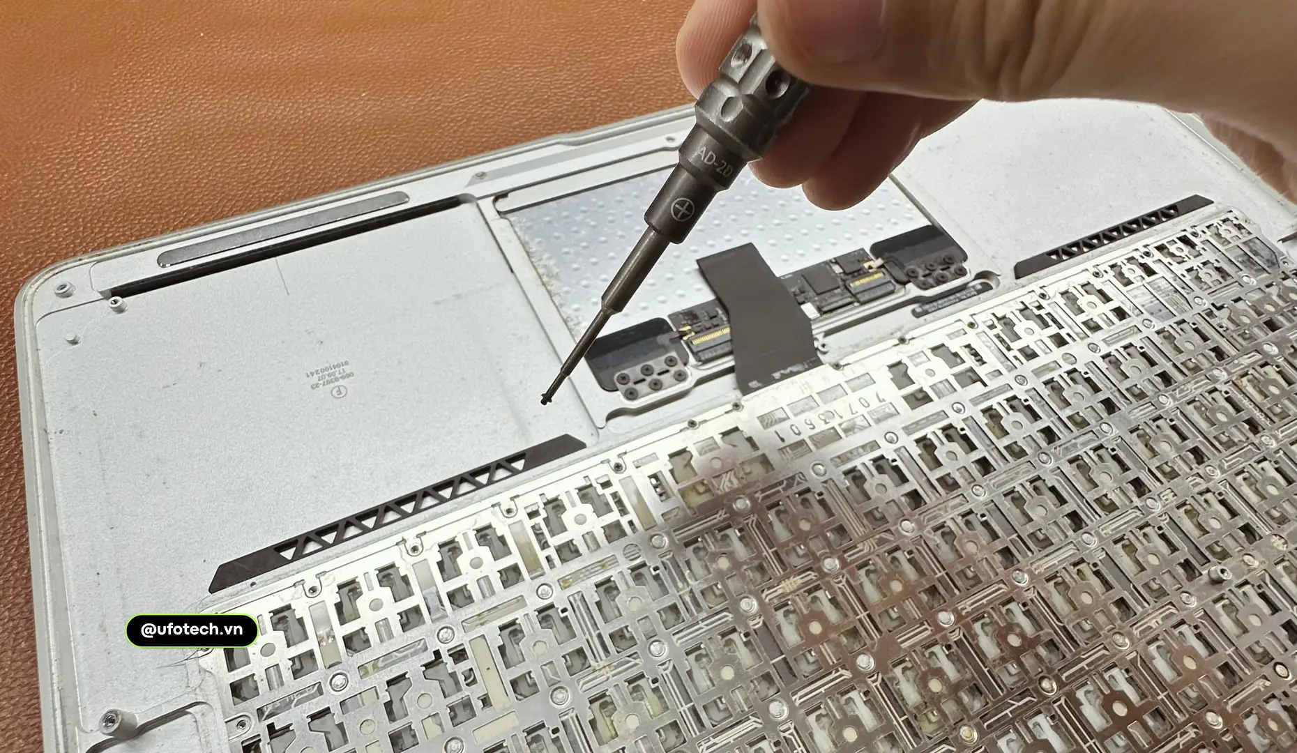 Quy trình sửa bàn phím MacBook bị liệt bằng cách thay phím chuẩn