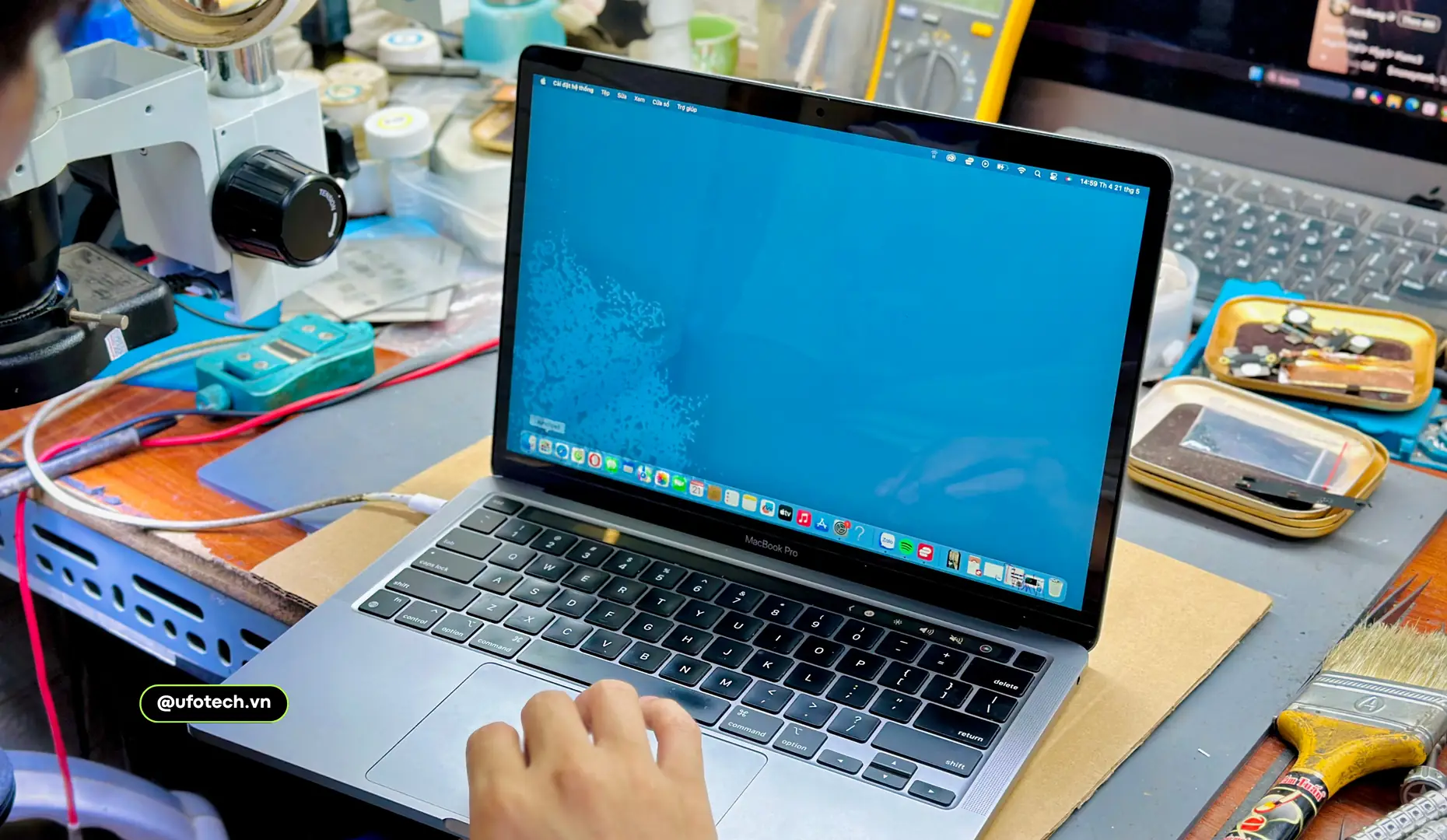 Kỹ thuật viên đo kiểm tra trước khi thay màn hình MacBook