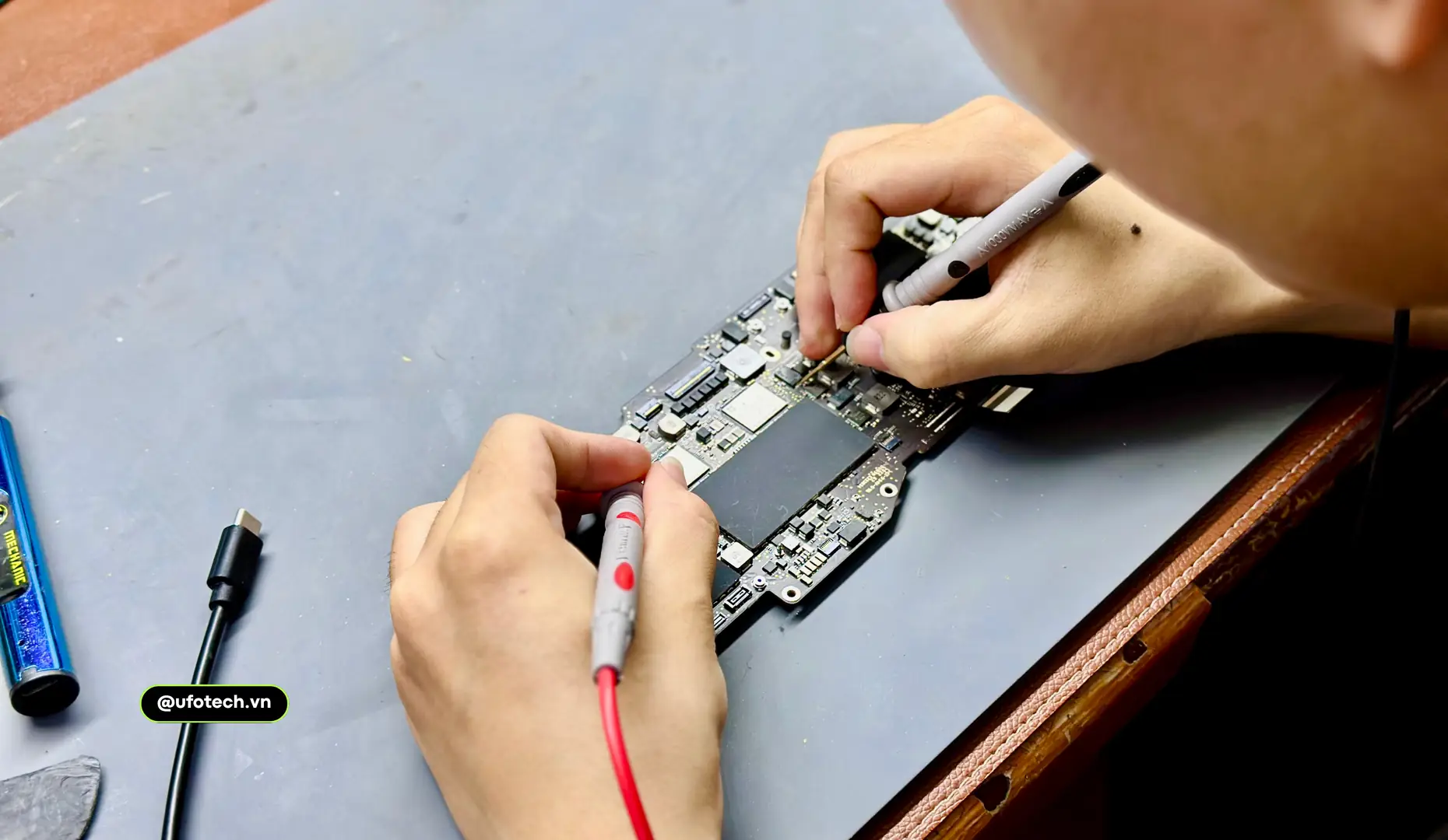 MacBook cũ thường lỗi gì - Sửa IC nguồn sạc CD3215