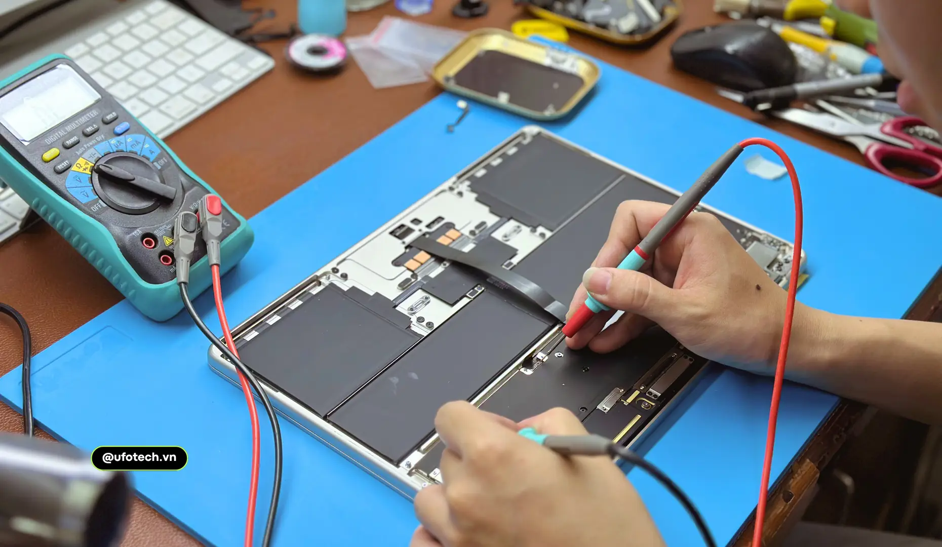 MacBook sạc chậm do đâu? Phân tích nội trở cell pin bị lão hóa trên bo mạch.