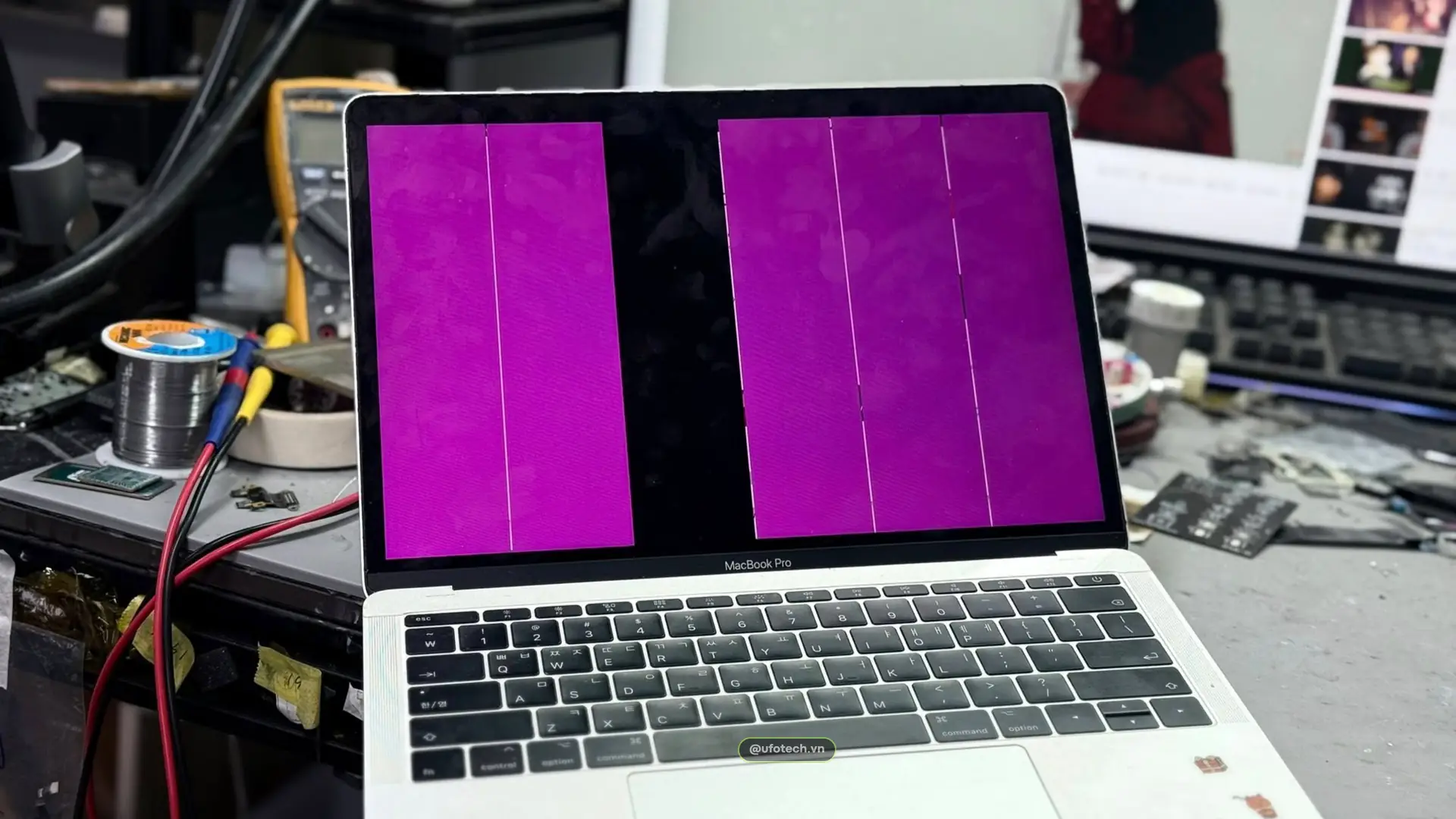Dấu hiệu sọc hồng màn hình do đứt ngầm cáp tín hiệu MacBook