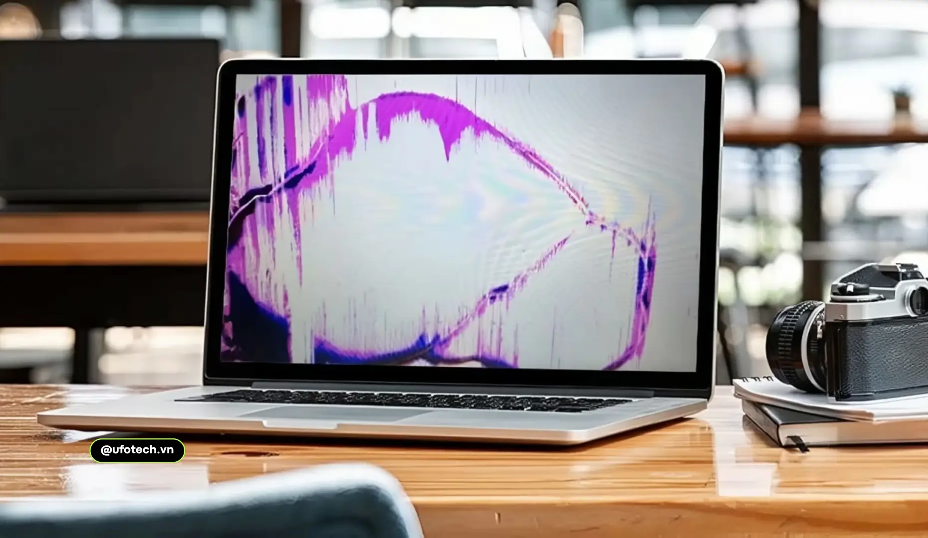 Màn hình MacBook bị chảy mực đen