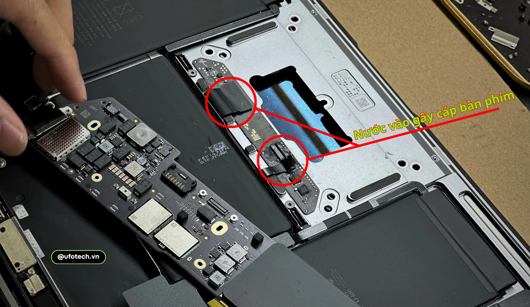 Nguyên nhân sửa bàn phím MacBook bị lỗi do bị nước vào gây oxi hoá mạch