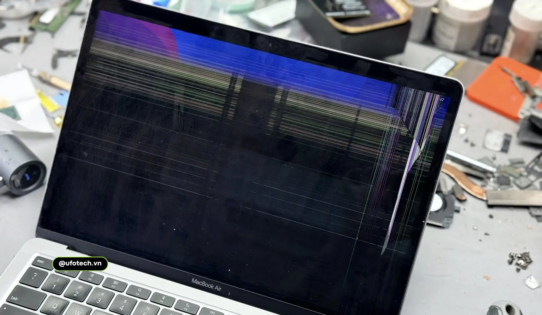 Nguyên nhân hỏng màn hình MacBook M1 do kẹp dị vật vật lý